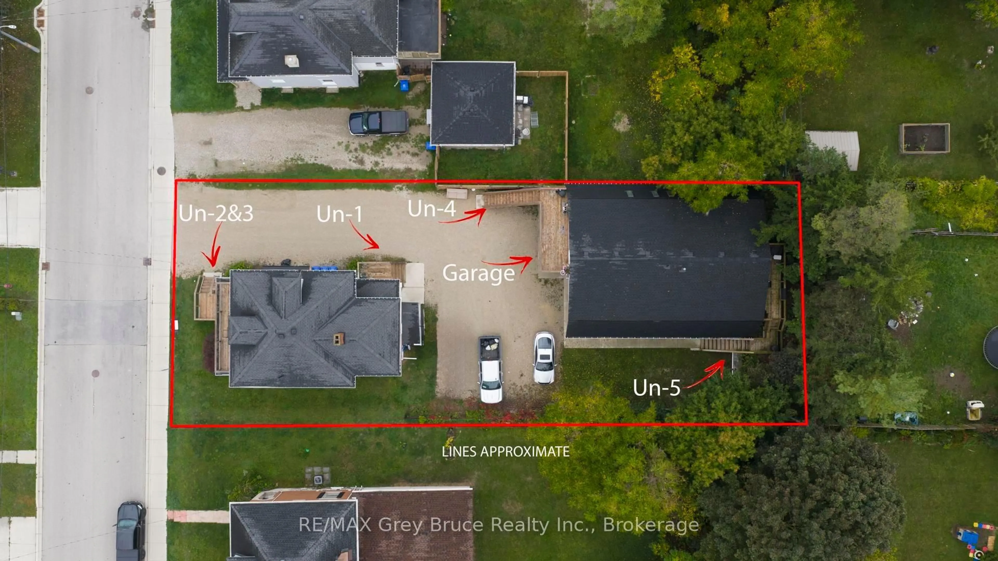 A pic from outside/outdoor area/front of a property/back of a property/a pic from drone, street for 285 9th St, Hanover Ontario N4N 1L3