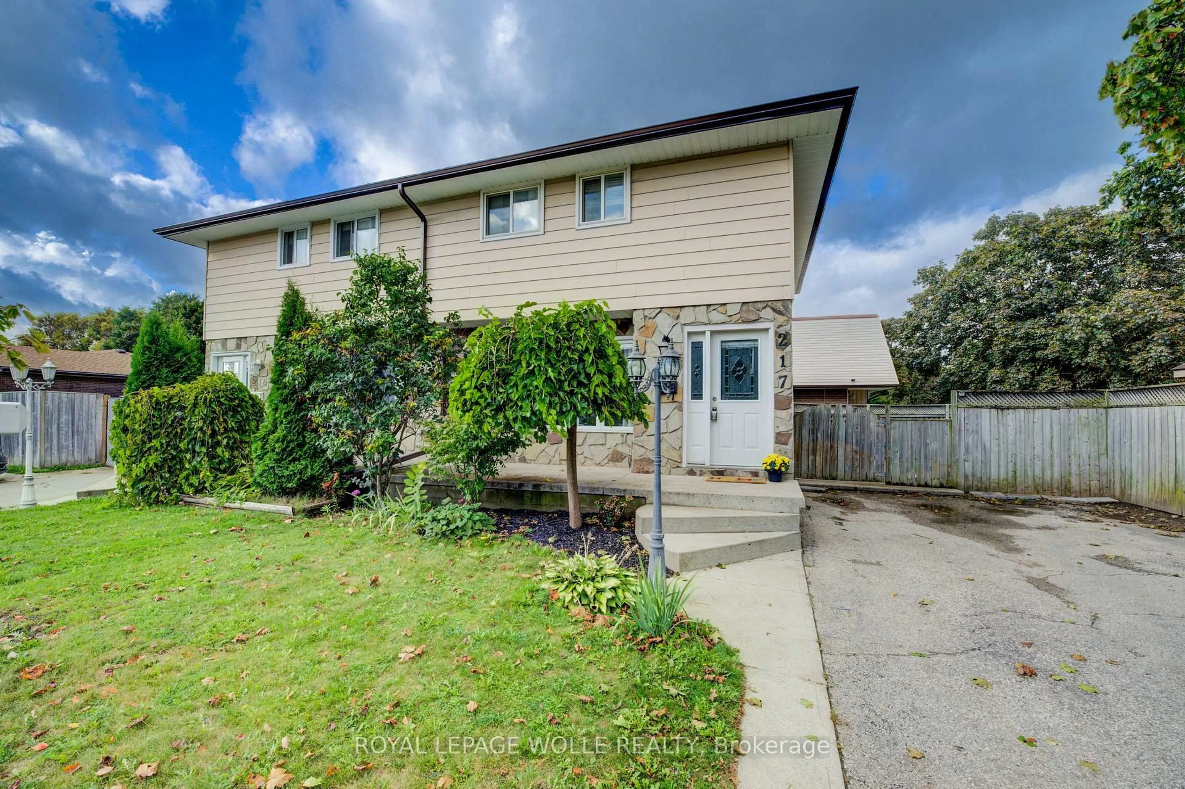 A pic from outside/outdoor area/front of a property/back of a property/a pic from drone, street for 217 Southwood Dr, Cambridge Ontario N1S 3S3