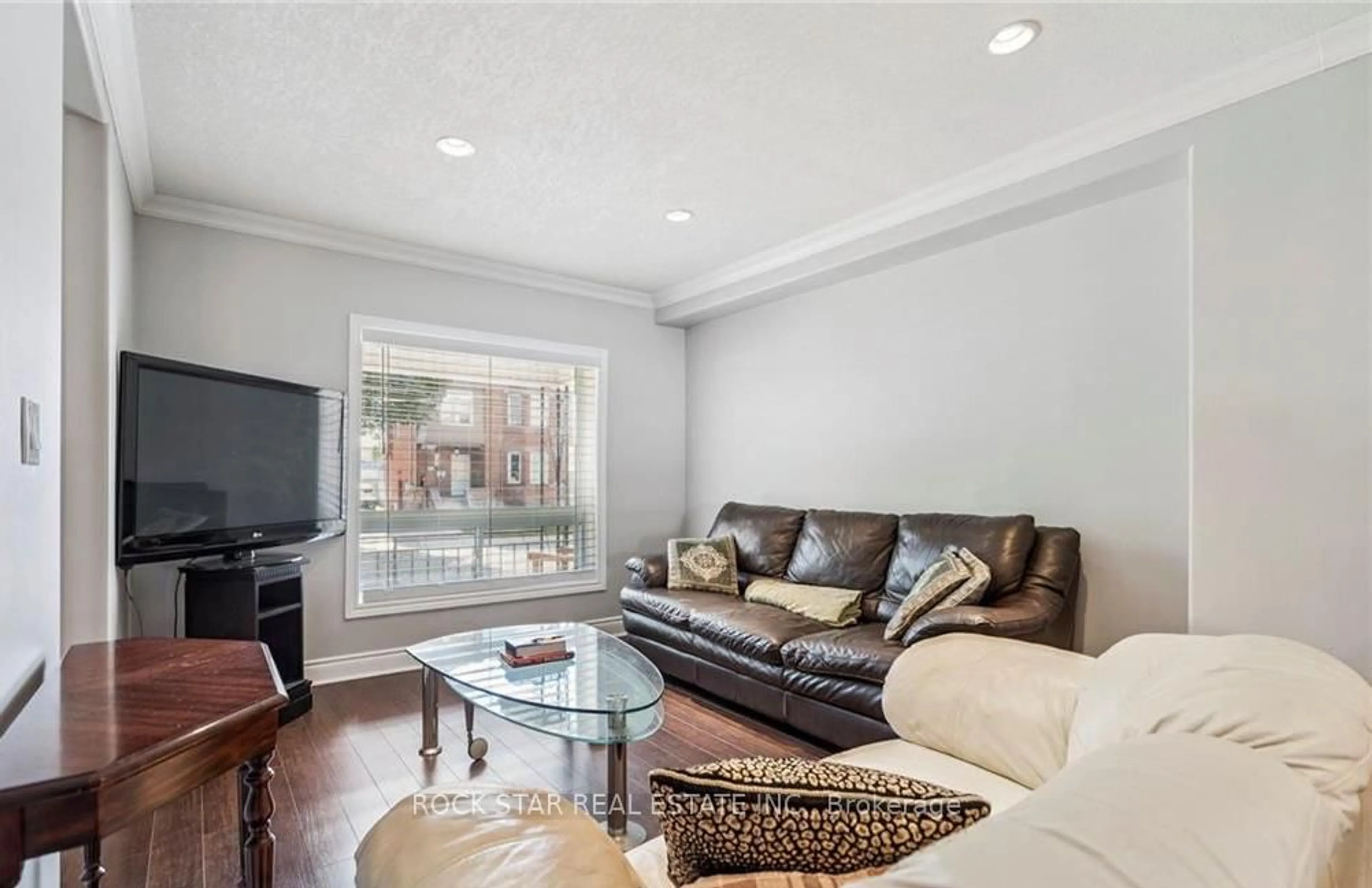 Living room with furniture, unknown for 34 Cliff Ave, Hamilton Ontario L8V 2R9