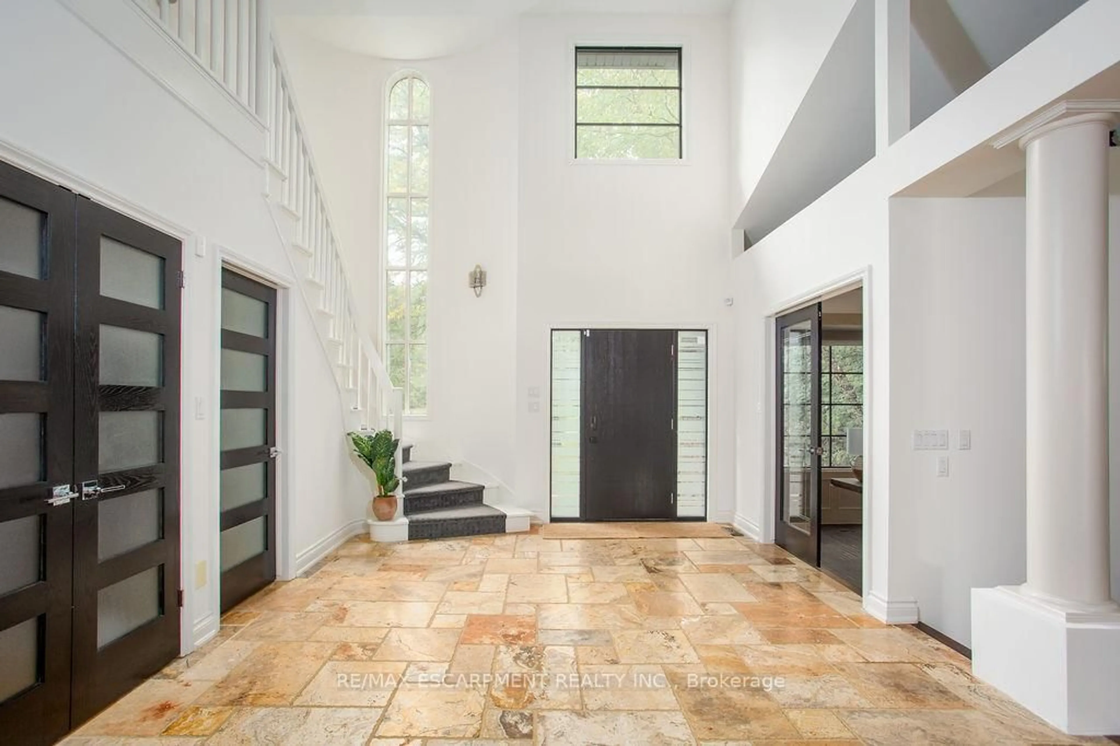 Indoor foyer for 12 Blackberry Pl, Hamilton Ontario L0R 1H2