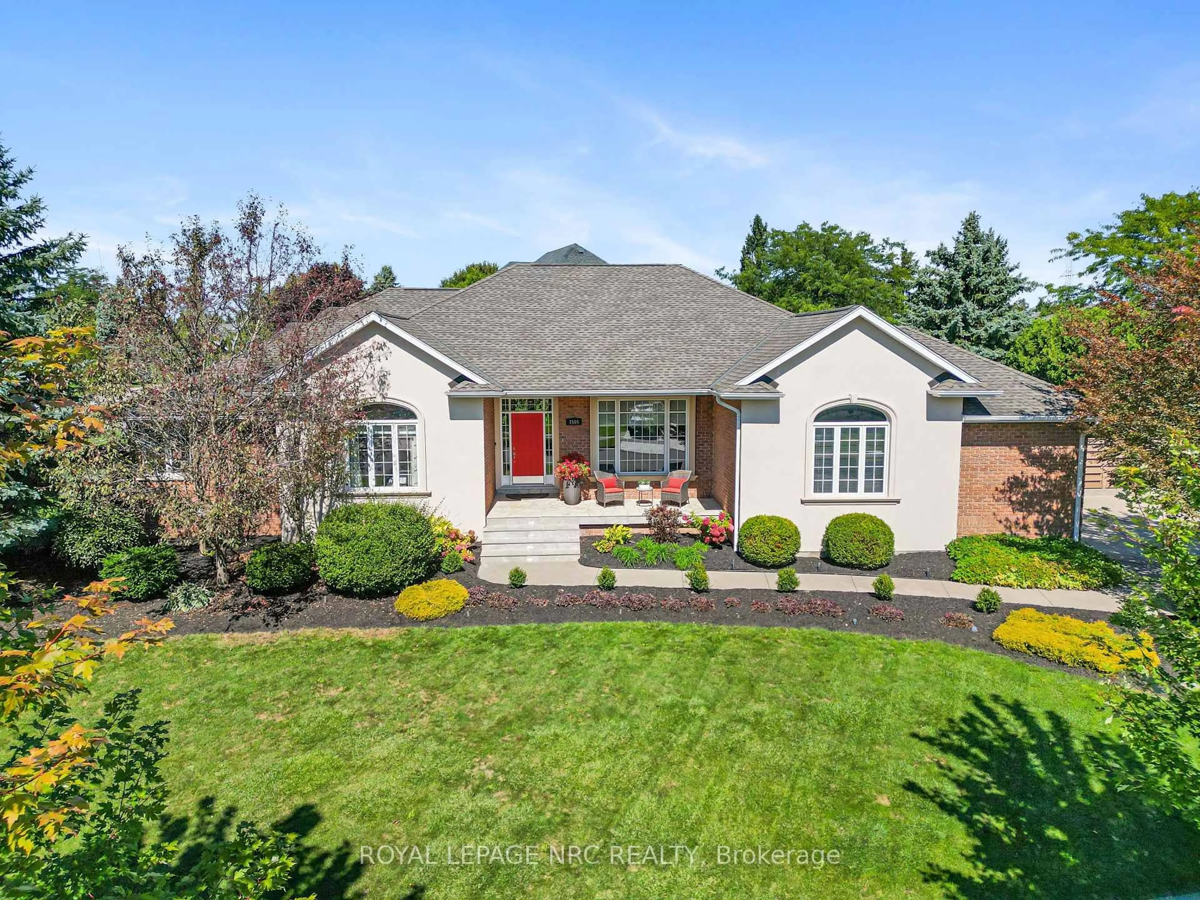 A pic from outside/outdoor area/front of a property/back of a property/a pic from drone, street for 3505 Matthews Dr, Niagara Falls Ontario L2H 2Z4