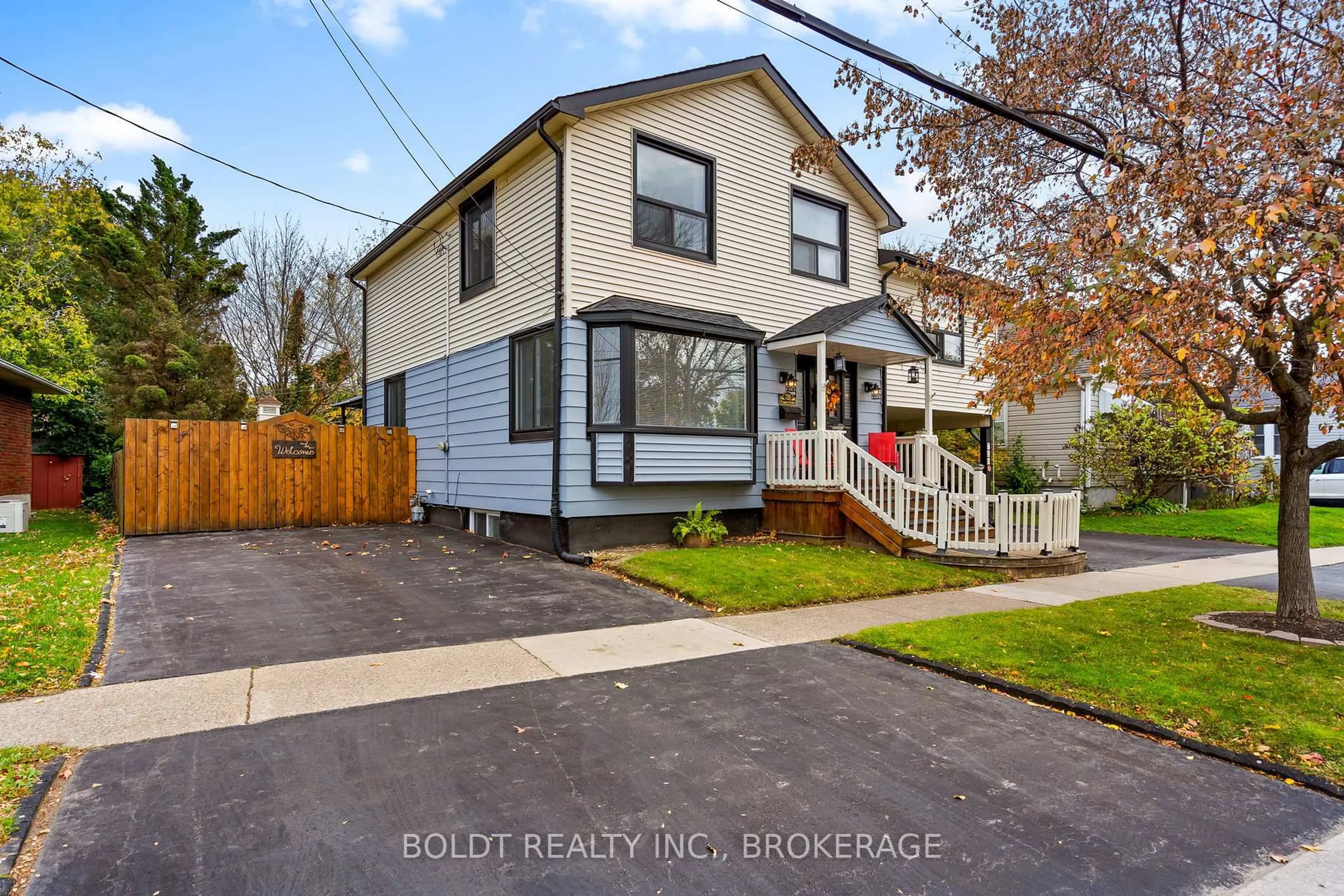 Home with vinyl exterior material, street for 720 Niagara St, St. Catharines Ontario L2M 3R9