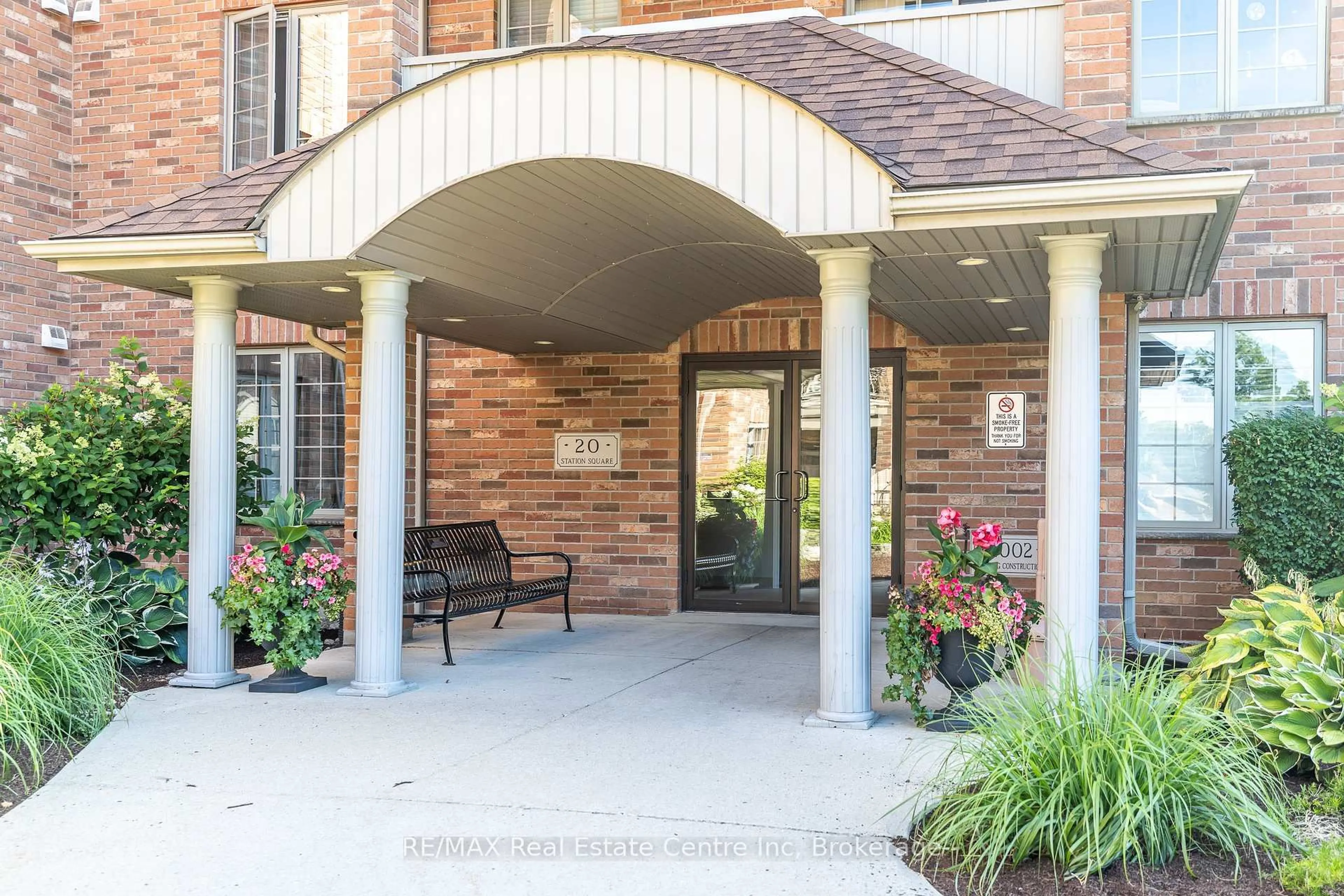 Indoor entryway for 20 Station Sq #303, Centre Wellington Ontario N0B 1S0