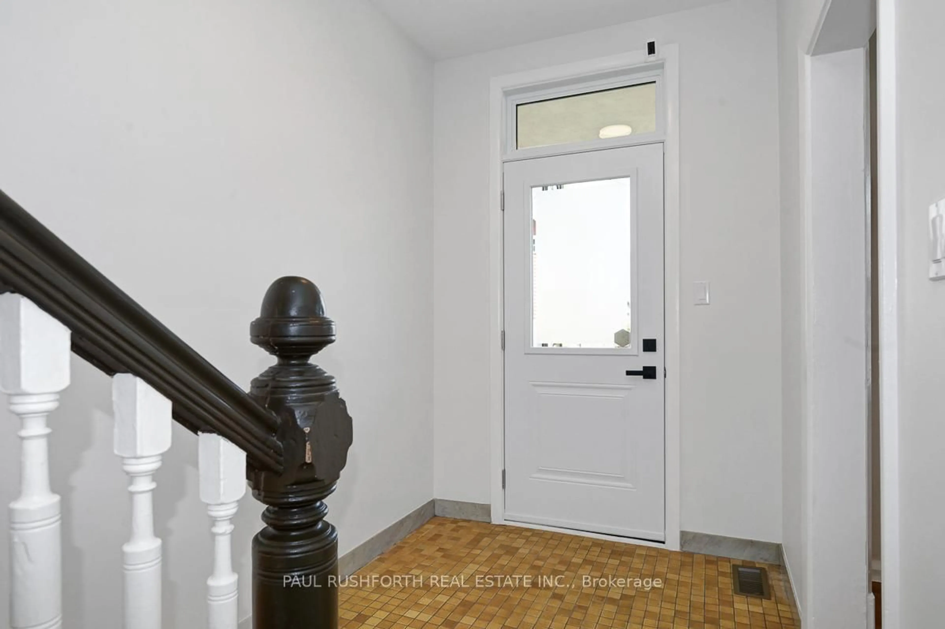 Indoor entryway for 36 Champagne Ave, Ottawa Ontario K1S 4P2