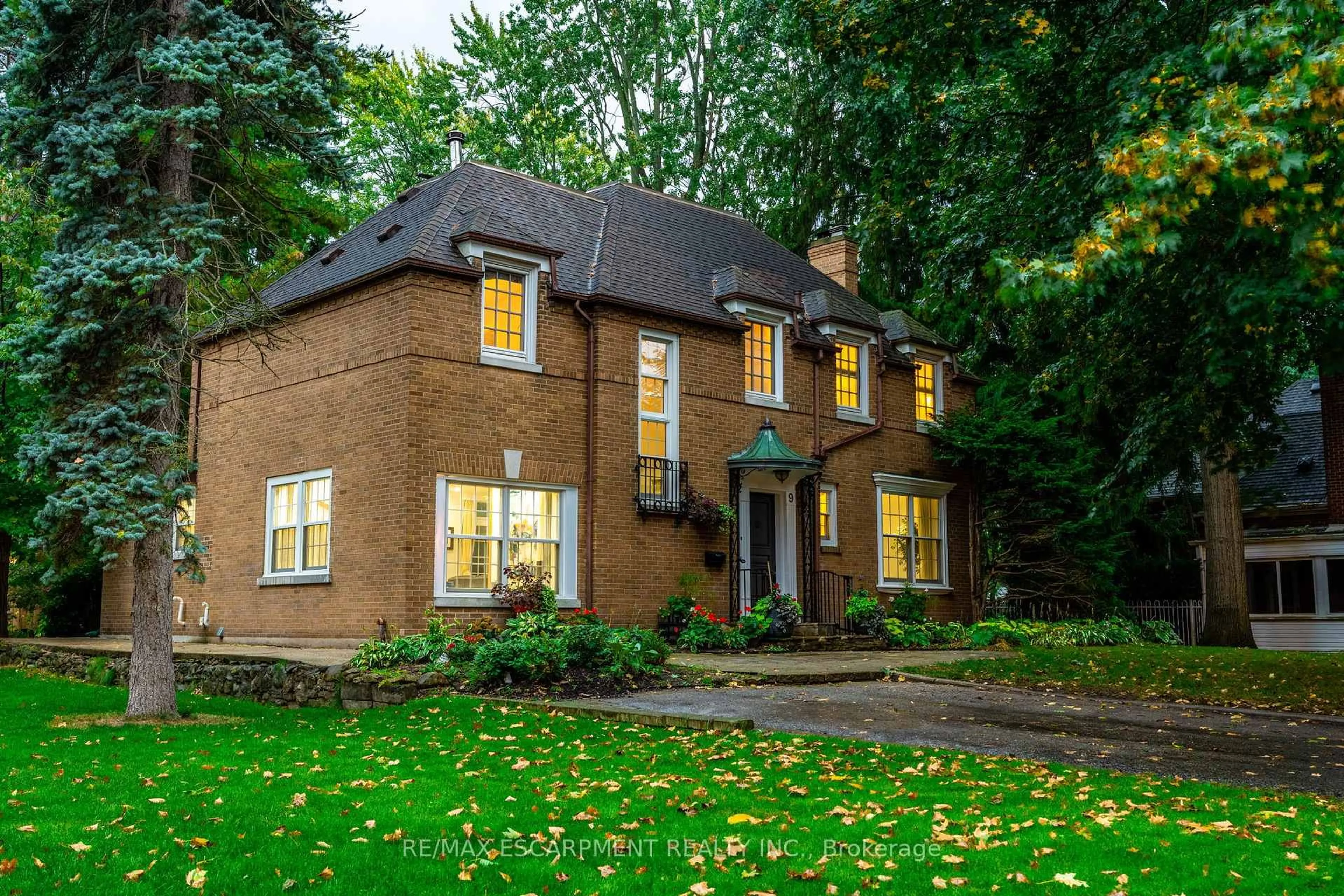 Home with brick exterior material, street for 9 Lansdowne Rd, Cambridge Ontario N1S 2T2