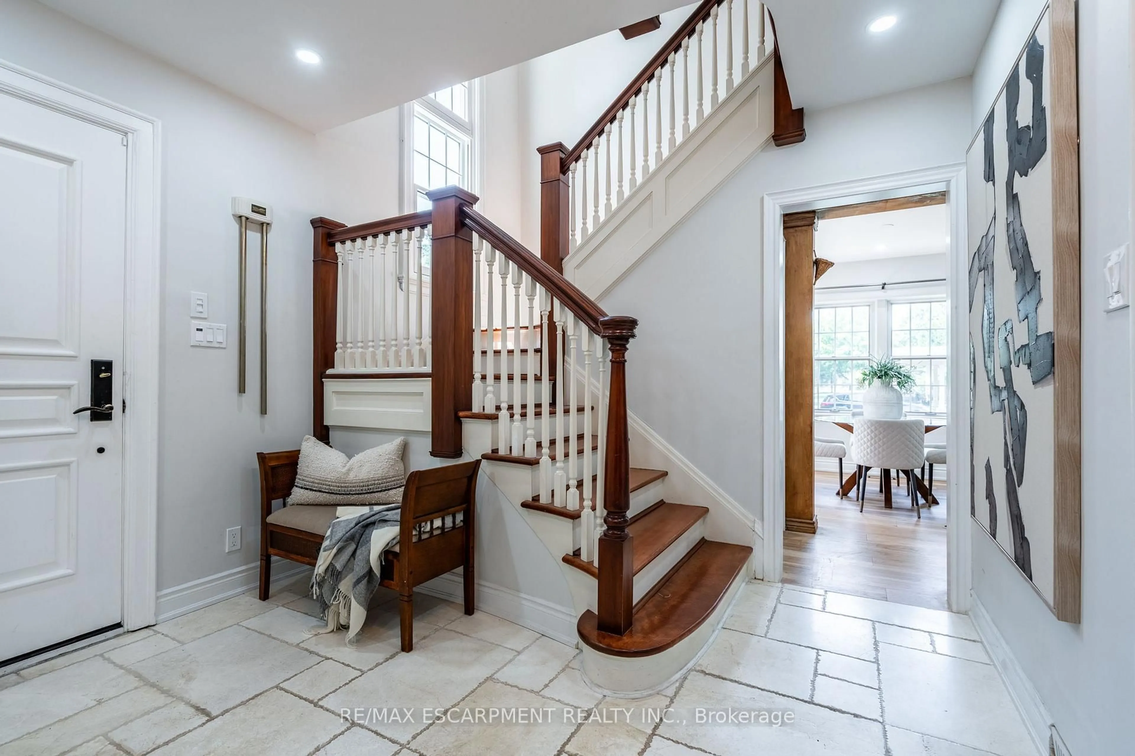 Indoor foyer for 9 Lansdowne Rd, Cambridge Ontario N1S 2T2