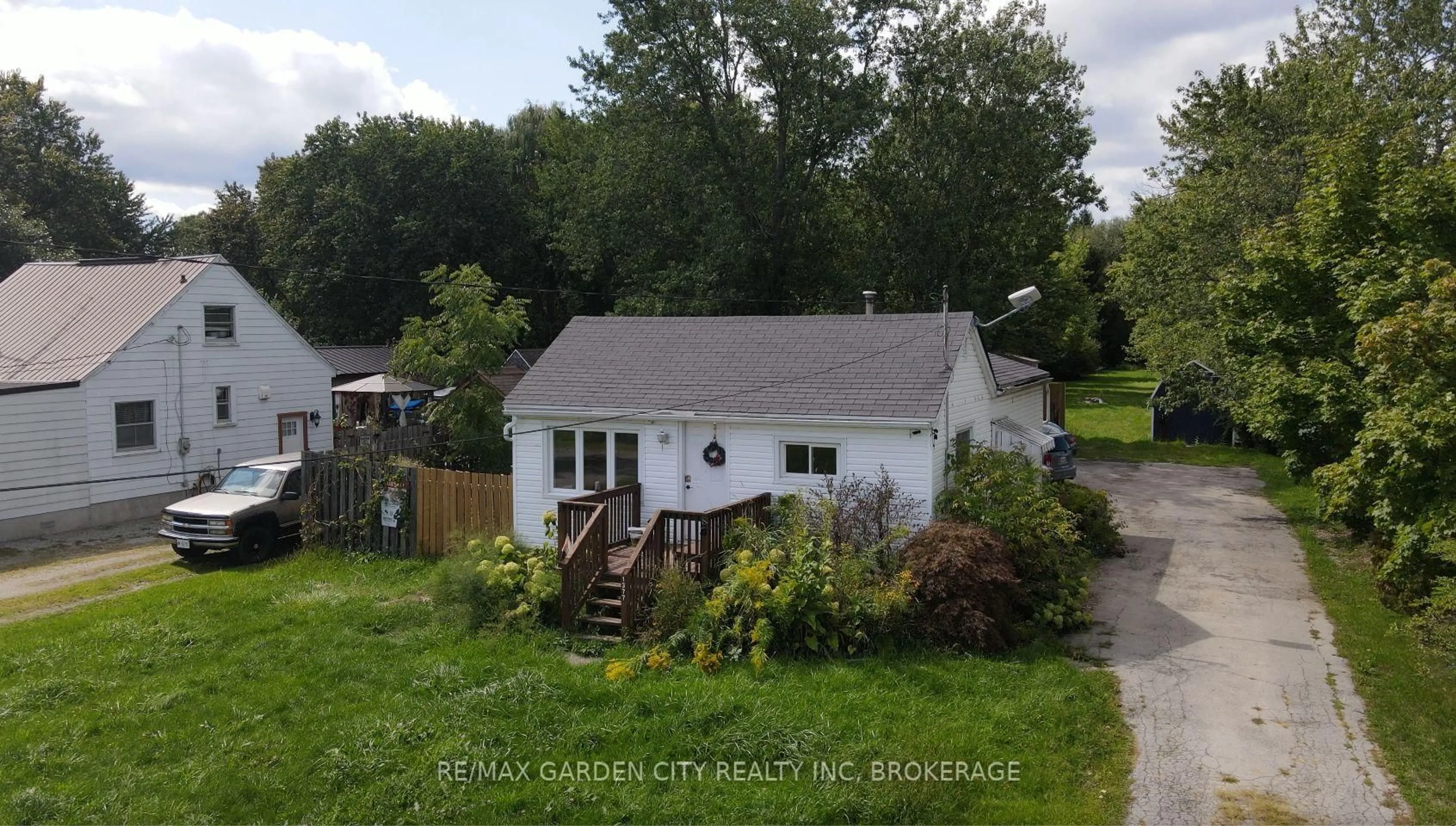 A pic from outside/outdoor area/front of a property/back of a property/a pic from drone, street for 1377 Merrittville Highway, Thorold Ontario L3B 4N5