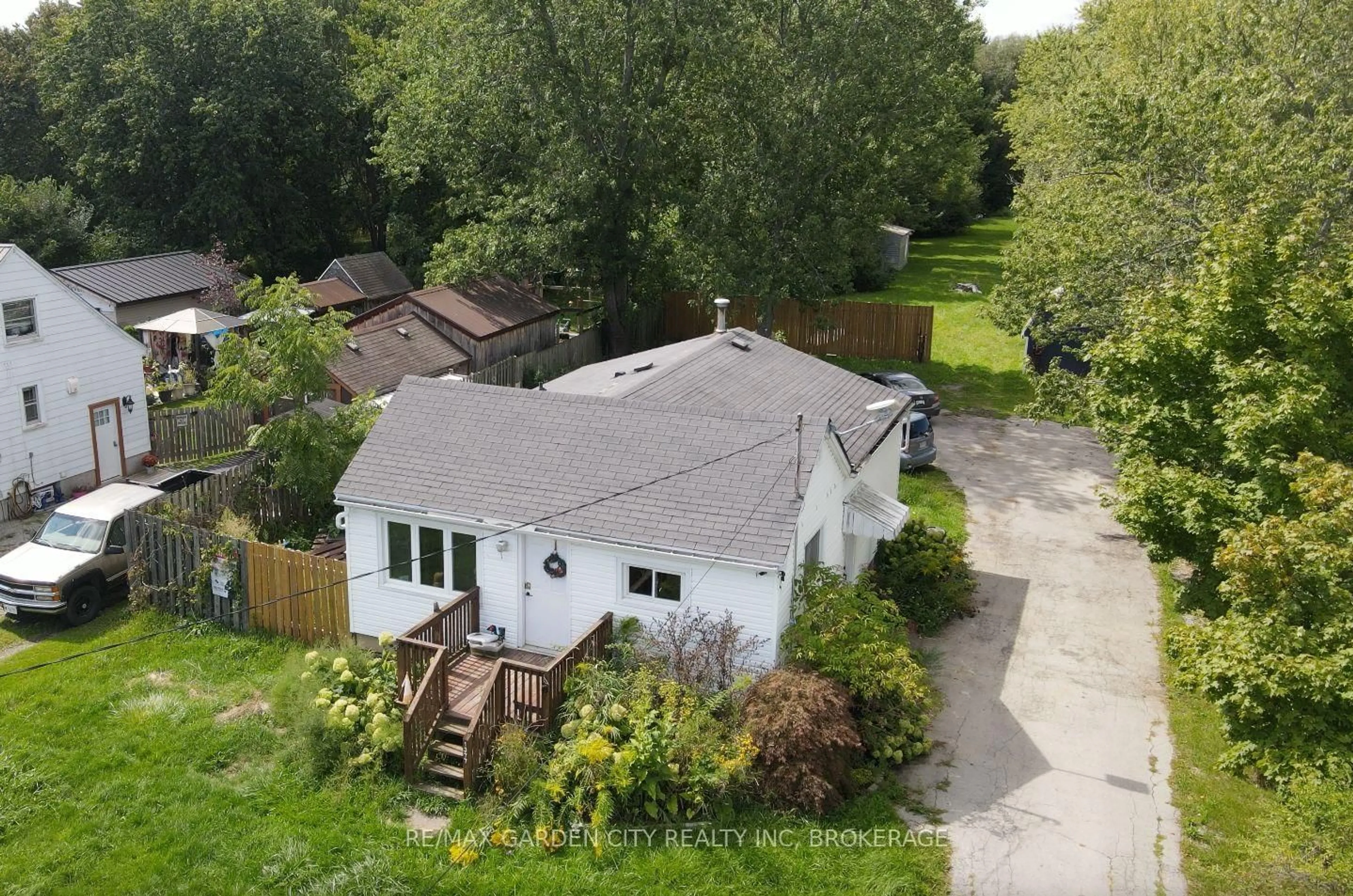 A pic from outside/outdoor area/front of a property/back of a property/a pic from drone, street for 1377 Merrittville Highway, Thorold Ontario L3B 4N5
