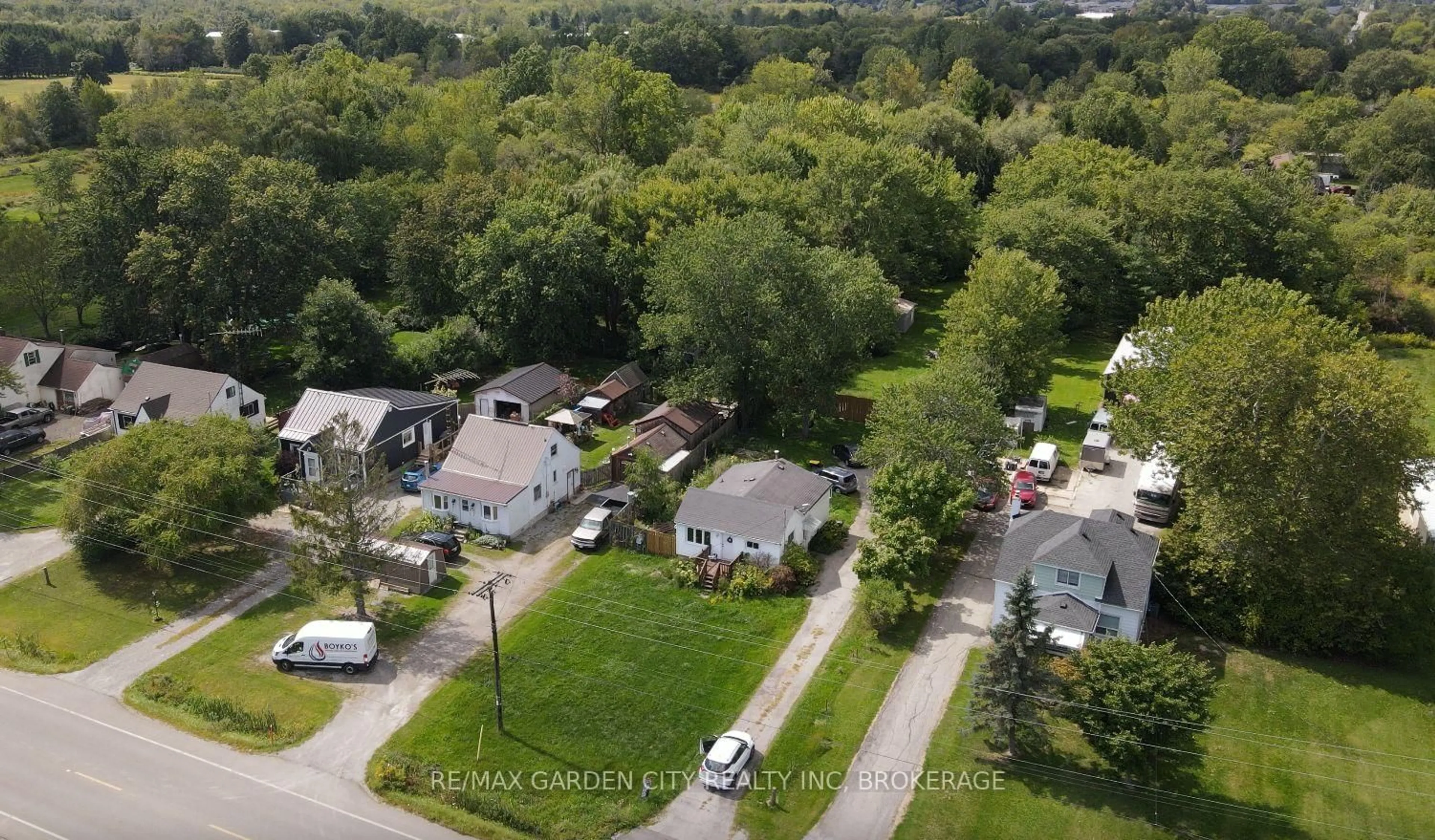 A pic from outside/outdoor area/front of a property/back of a property/a pic from drone, street for 1377 Merrittville Highway, Thorold Ontario L3B 4N5