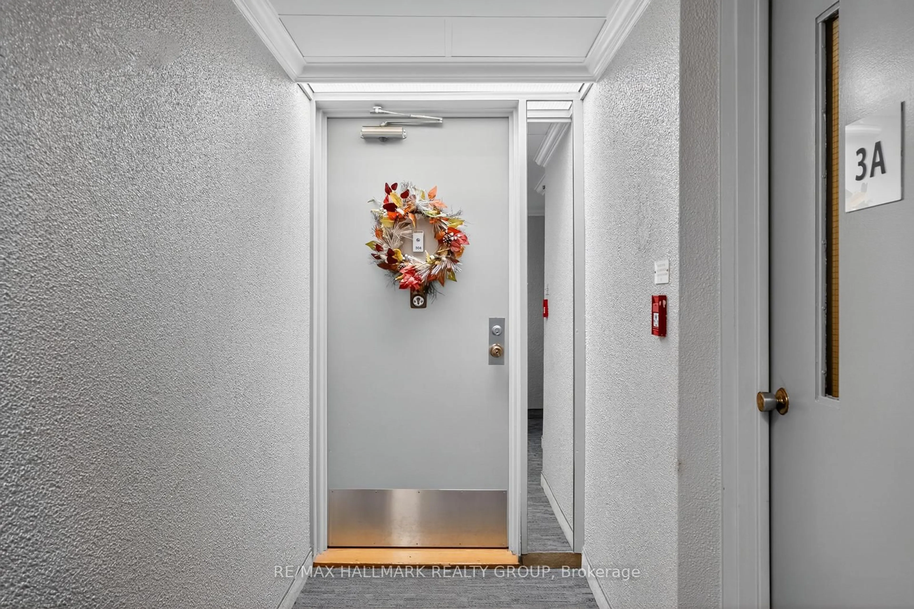 Indoor foyer for 915 Elmsmere Rd #304, Ottawa Ontario K1J 8H8