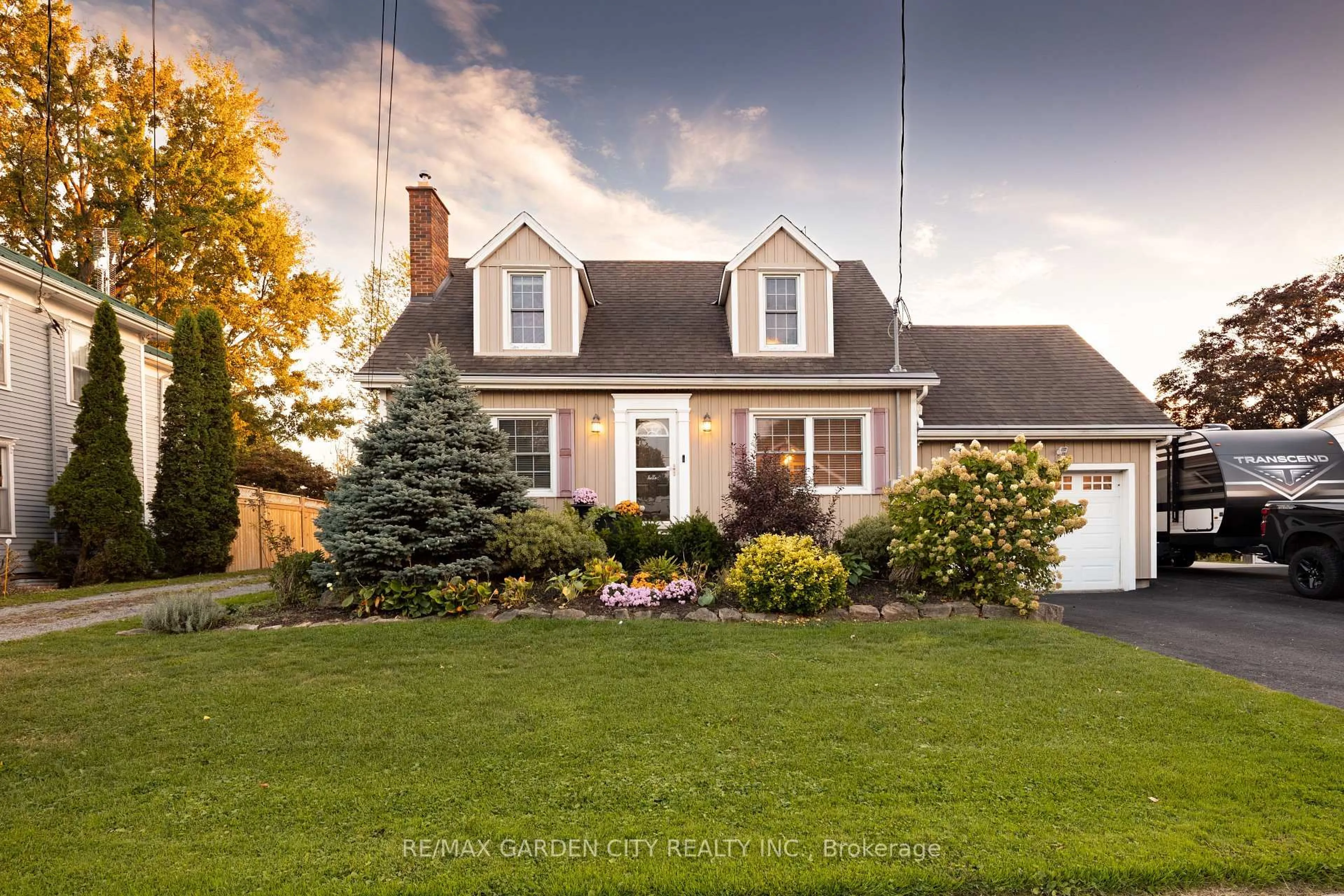 Home with vinyl exterior material, street for 5124 Canborough Rd, West Lincoln Ontario L0R 2J0
