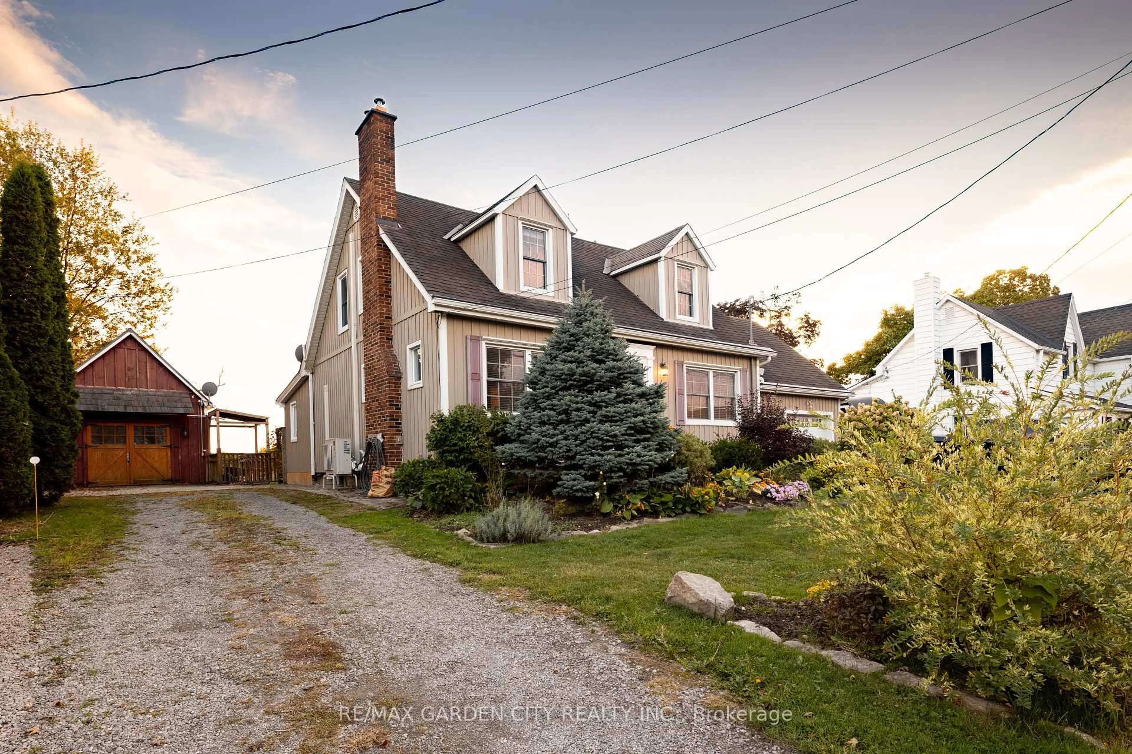 A pic from outside/outdoor area/front of a property/back of a property/a pic from drone, street for 5124 Canborough Rd, West Lincoln Ontario L0R 2J0