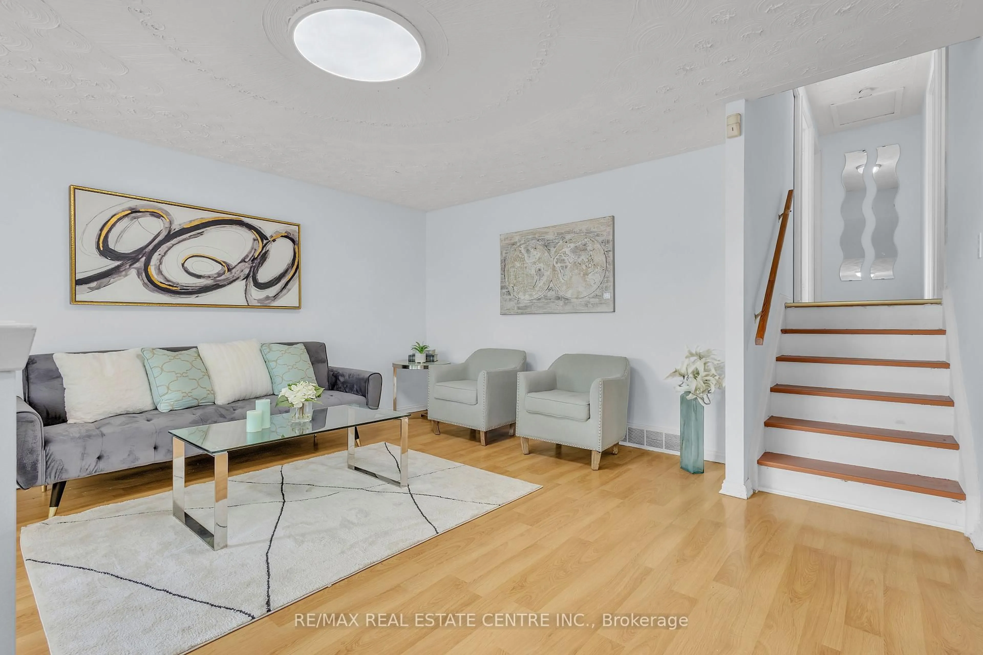 Living room with furniture, unknown for 87 Christopher Dr, Waterloo Ontario N2J 4J6