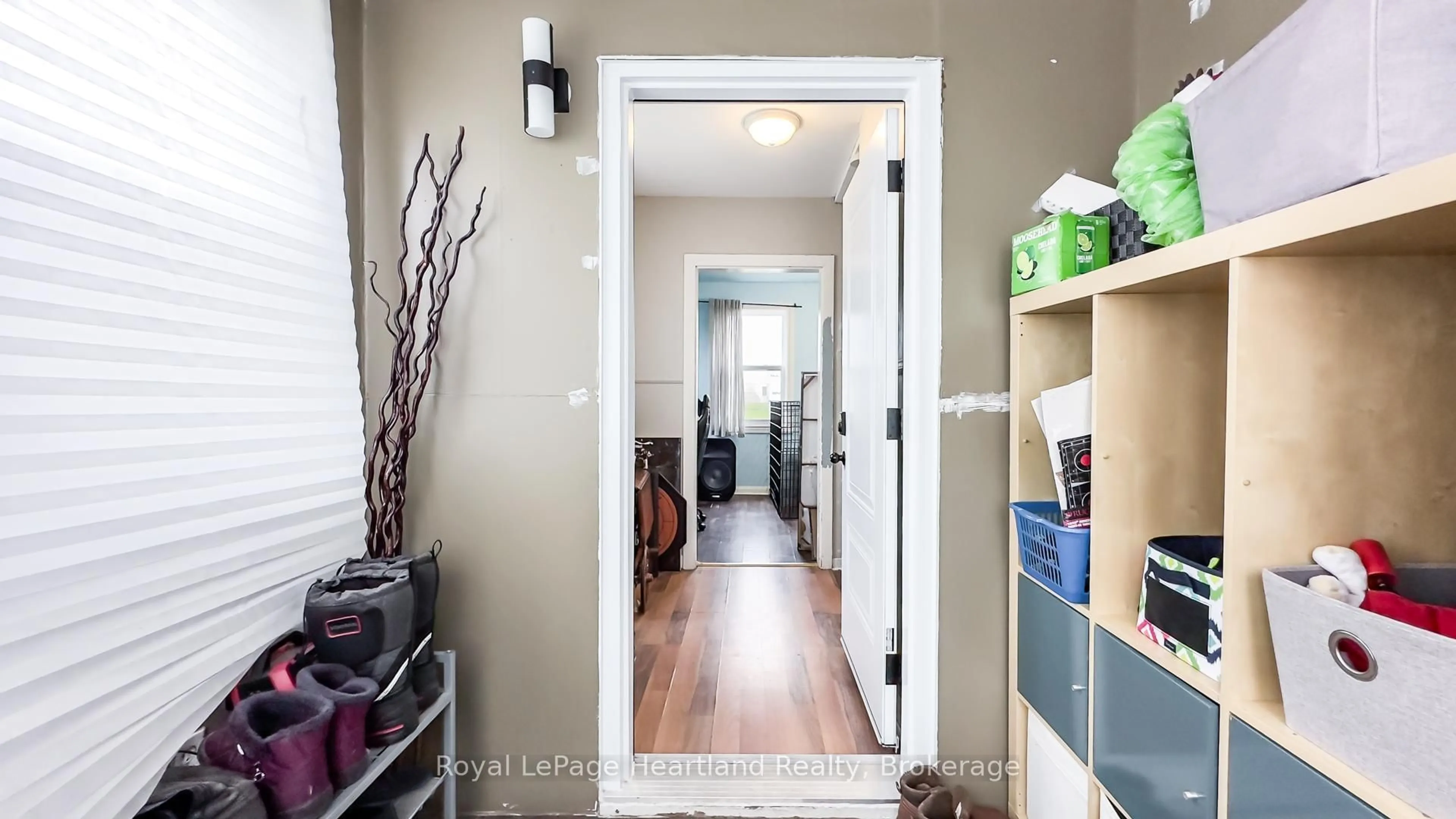 Indoor entryway for 117 MAIN St, North Middlesex Ontario N0M 1A0