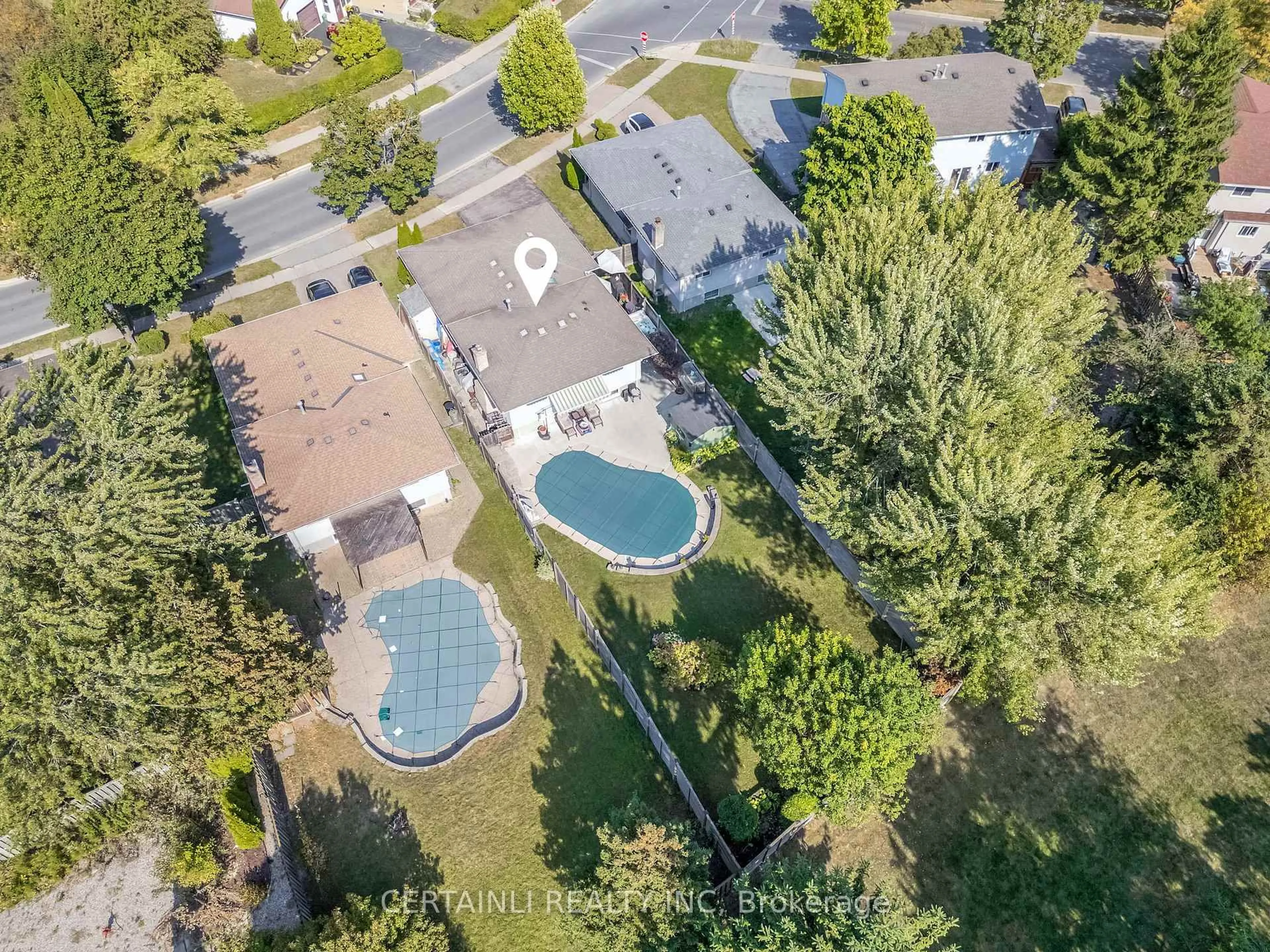 A pic from outside/outdoor area/front of a property/back of a property/a pic from drone, street for 670 Chiddington Ave, London South Ontario N6C 2W7
