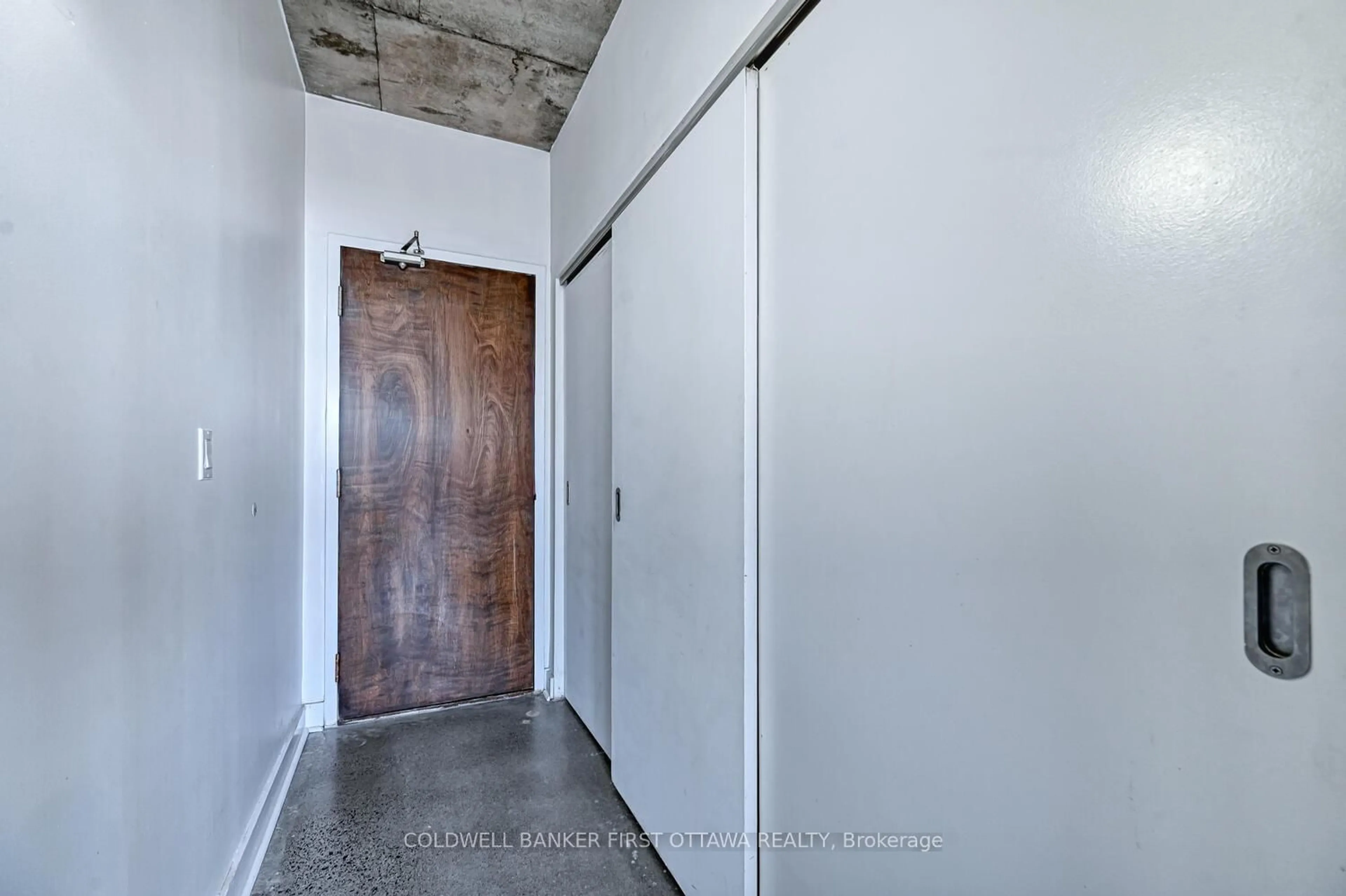 Indoor entryway for 383 Cumberland St #506, Ottawa Ontario K1N 1J7