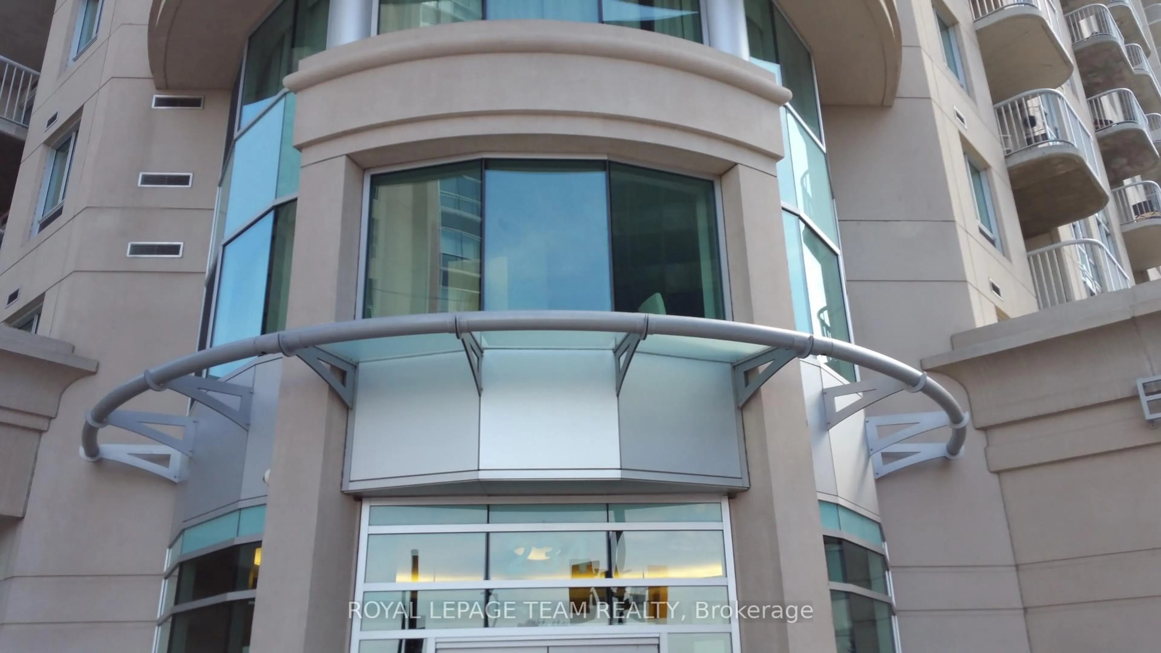 Indoor foyer for 234 Rideau St #401, Ottawa Ontario K1N 0A9