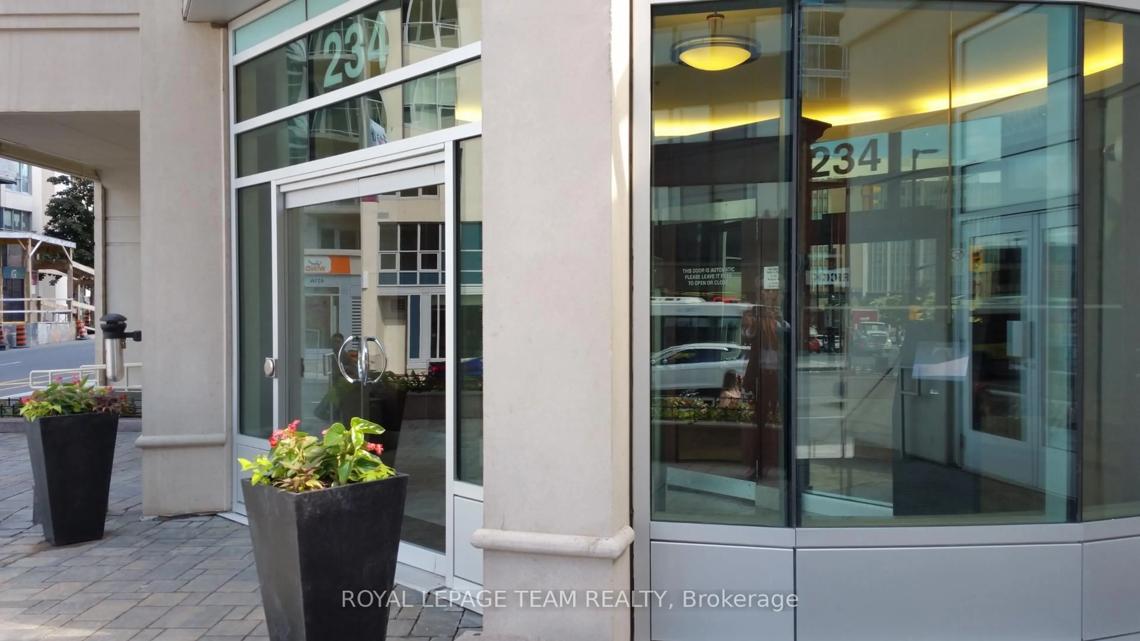 Indoor foyer for 234 Rideau St #401, Ottawa Ontario K1N 0A9
