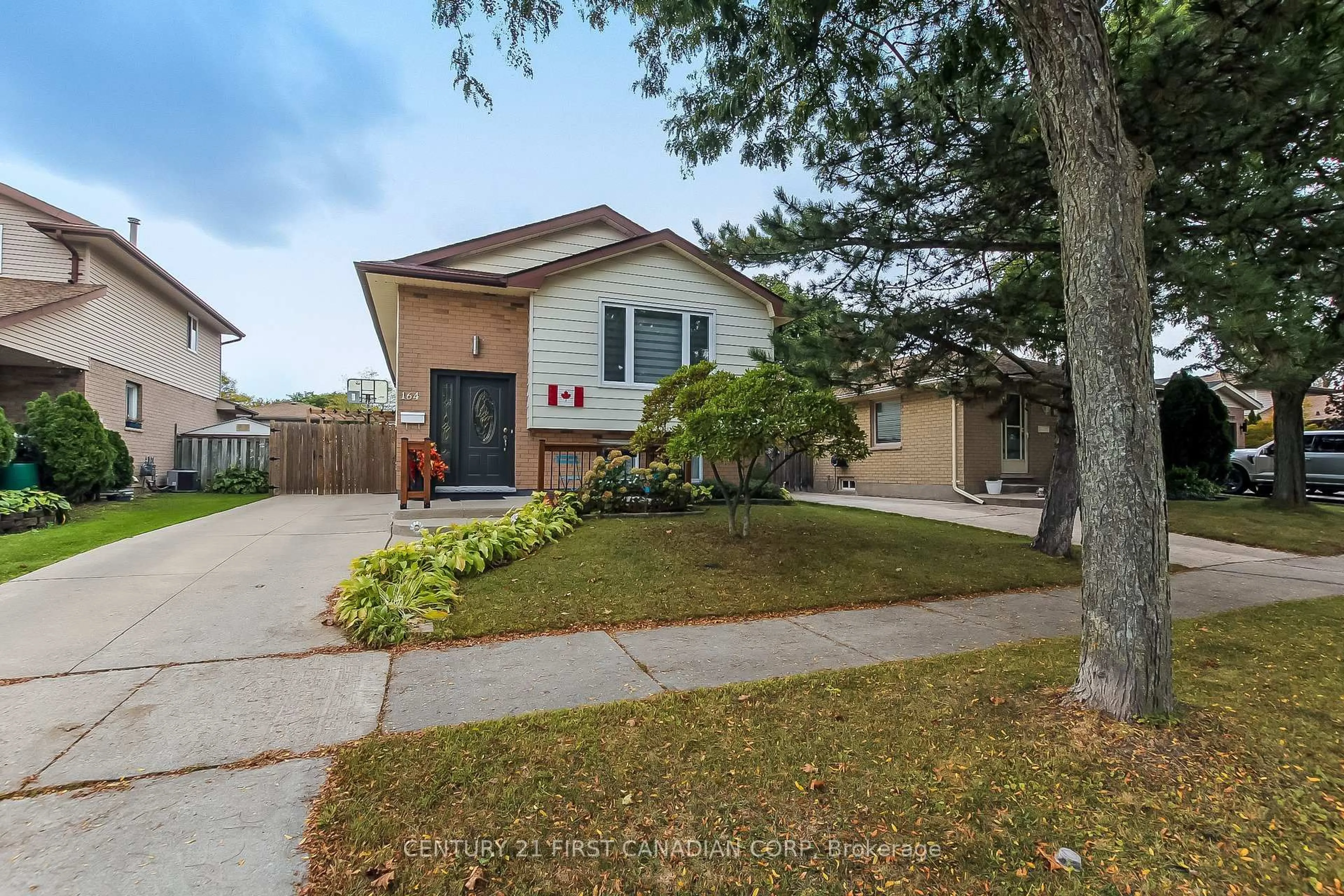 Home with vinyl exterior material, street for 164 Clara Cres, London South Ontario N6E 3G8
