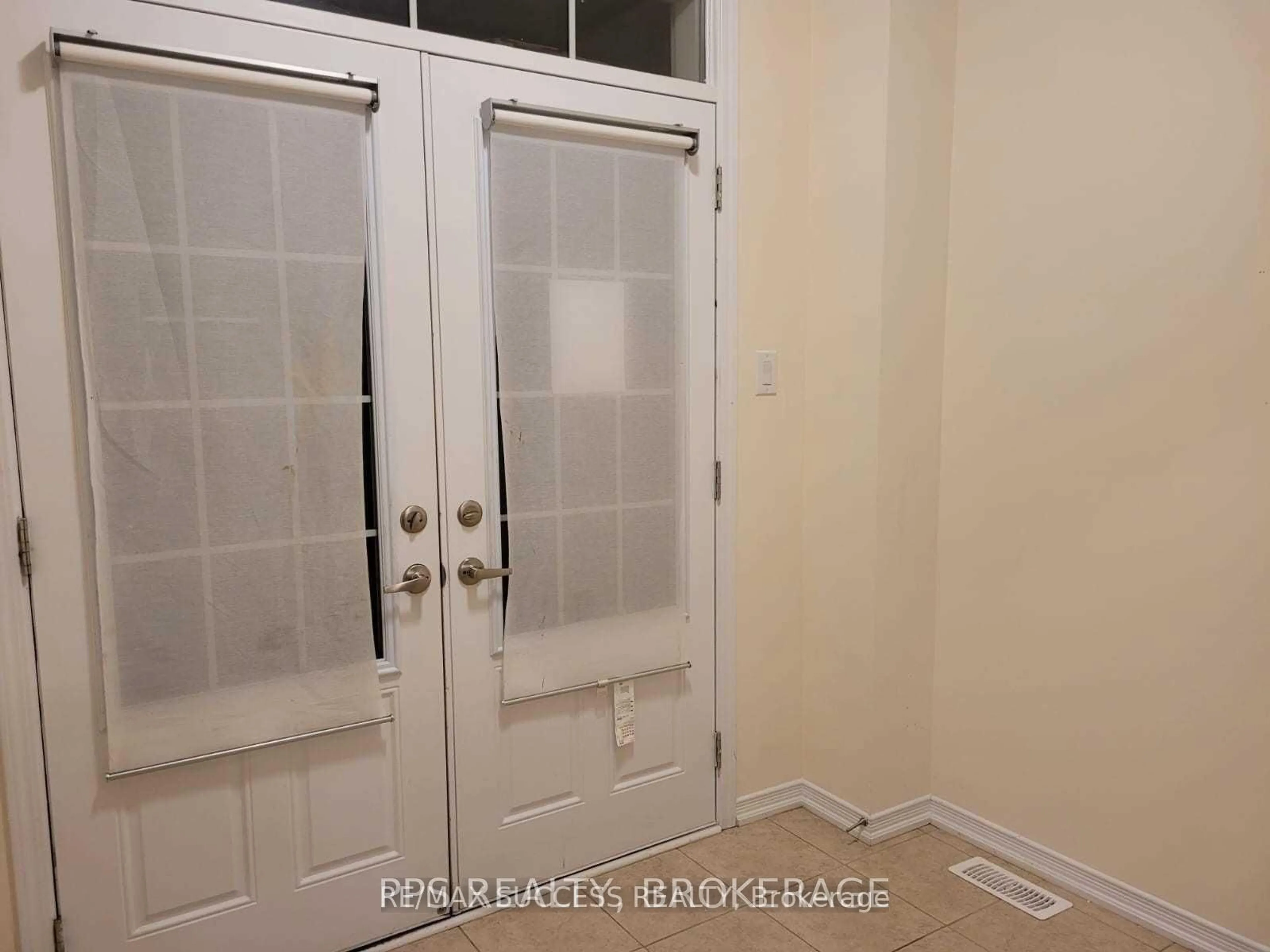 Indoor entryway for 7916 Odell Cres, Niagara Falls Ontario L2H 3R6