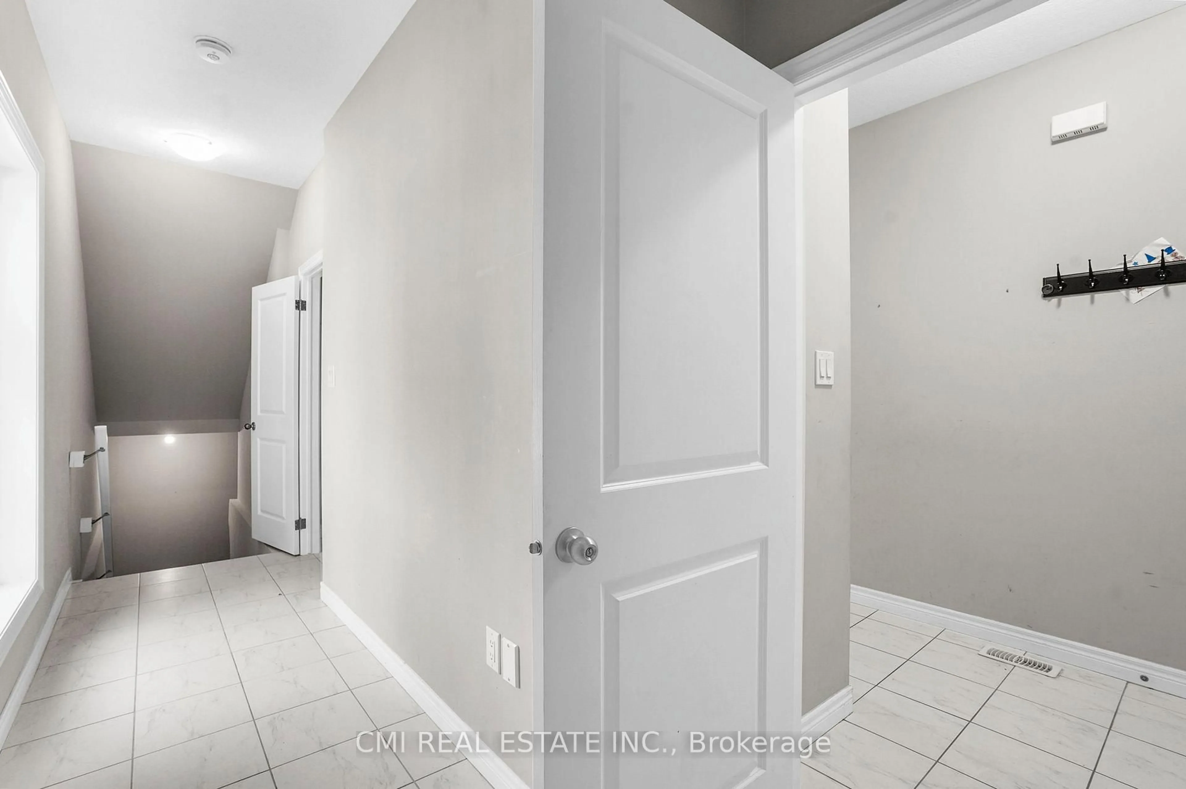 Indoor entryway for 32 Alayche Tr, Welland Ontario L3C 0J7