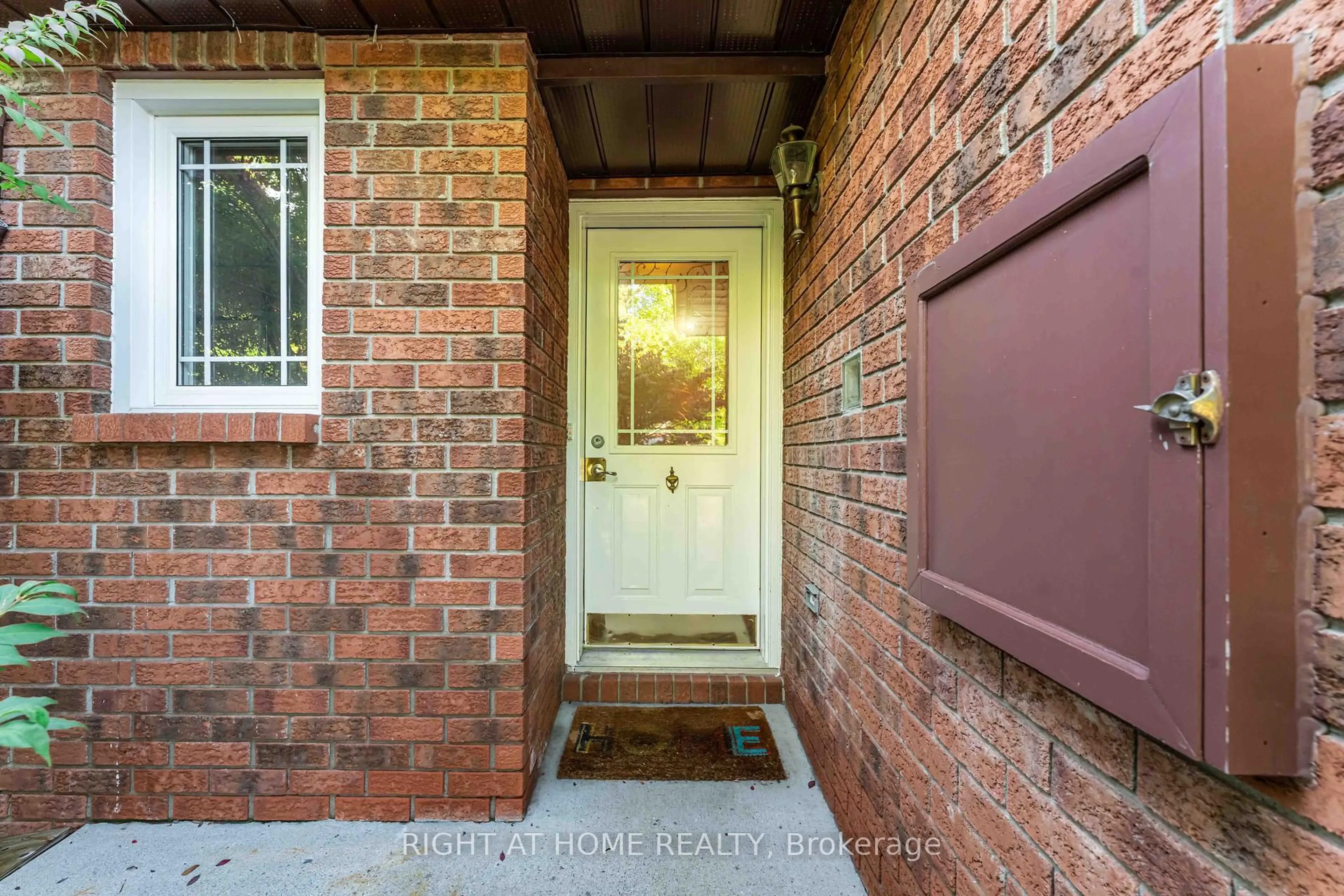 Indoor entryway for 5 Harrington Crt, Ottawa Ontario K2K 2S7