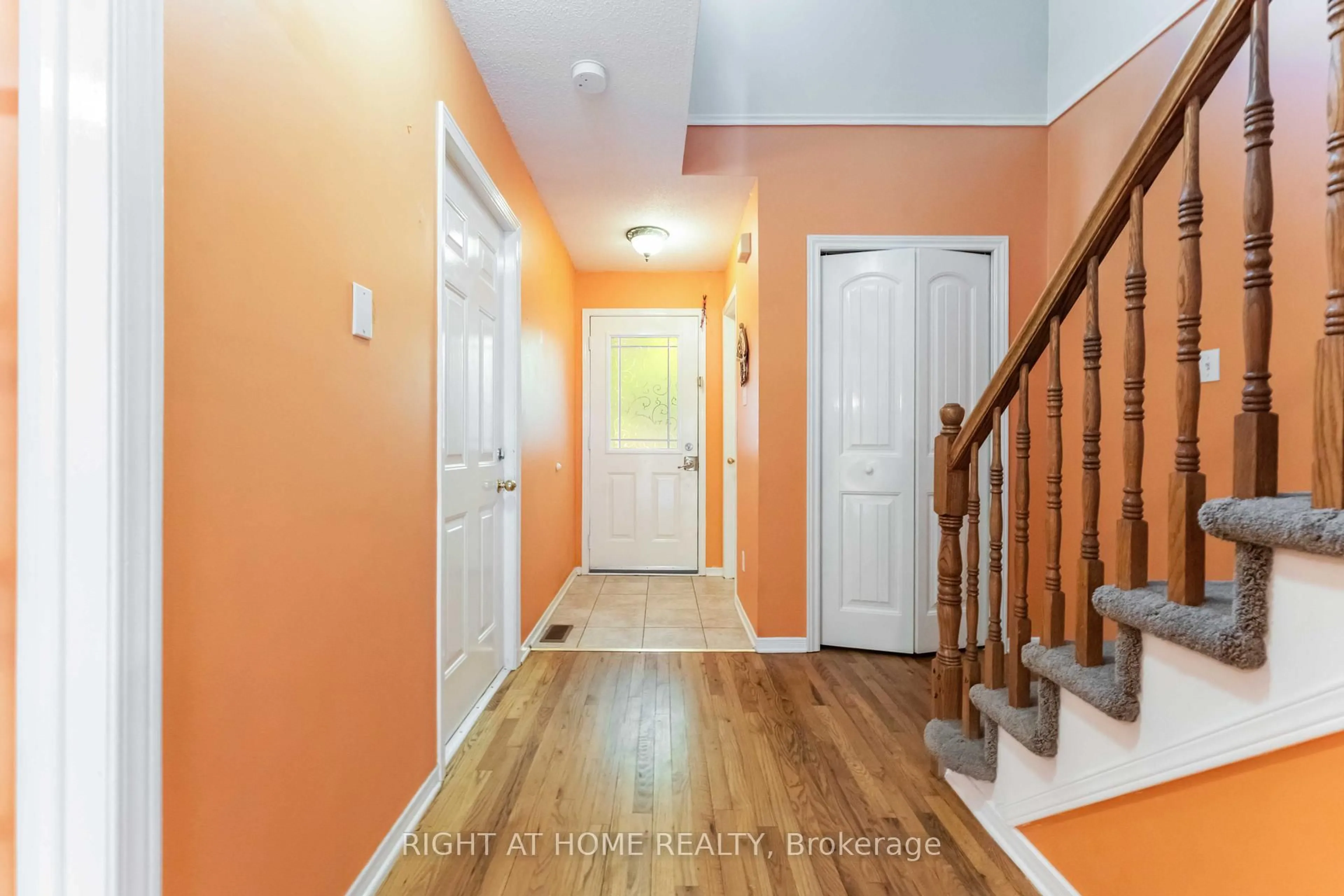 Indoor entryway for 5 Harrington Crt, Ottawa Ontario K2K 2S7