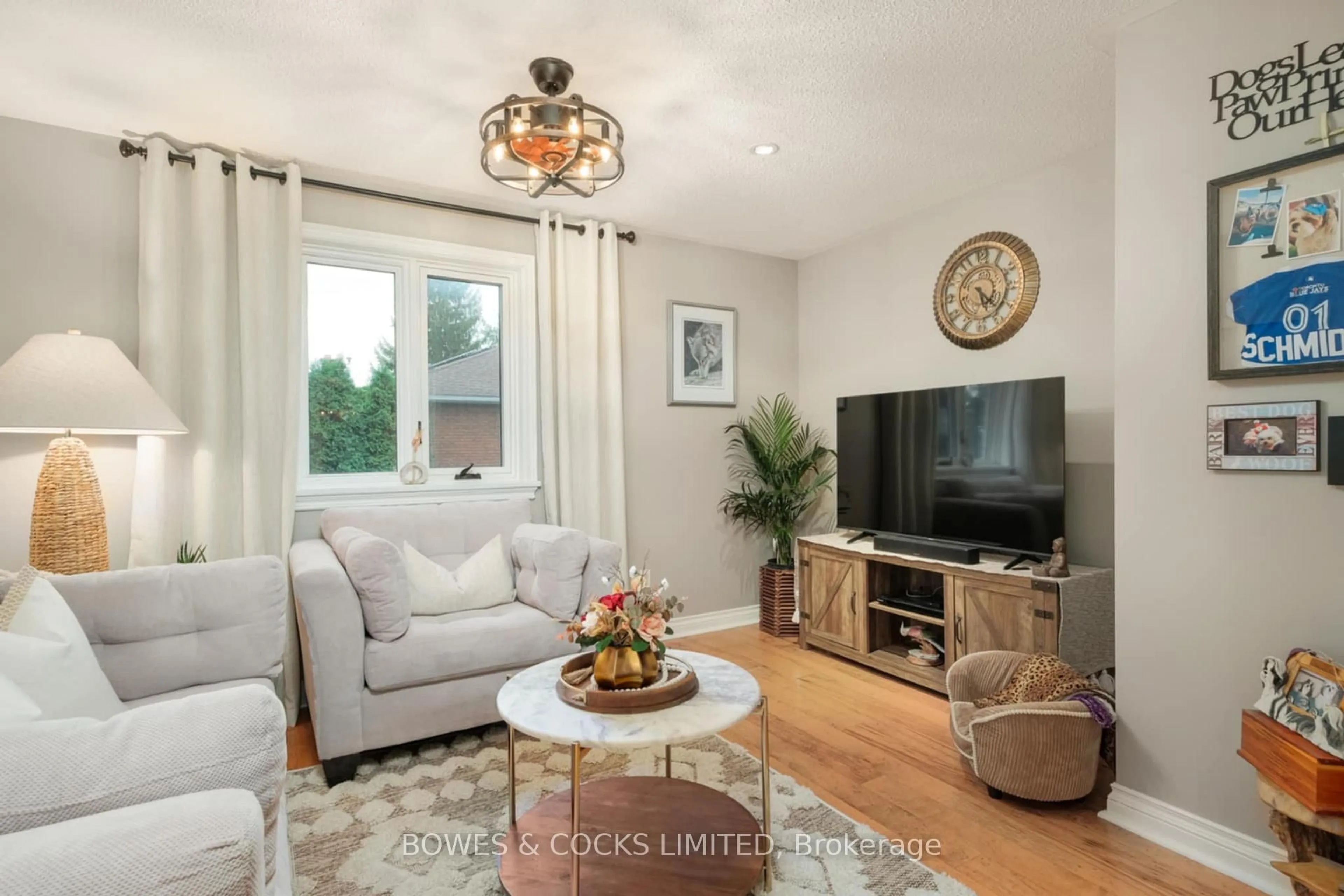 Living room with furniture, unknown for 1 Lawson Crt, Kawartha Lakes Ontario K0L 2W0
