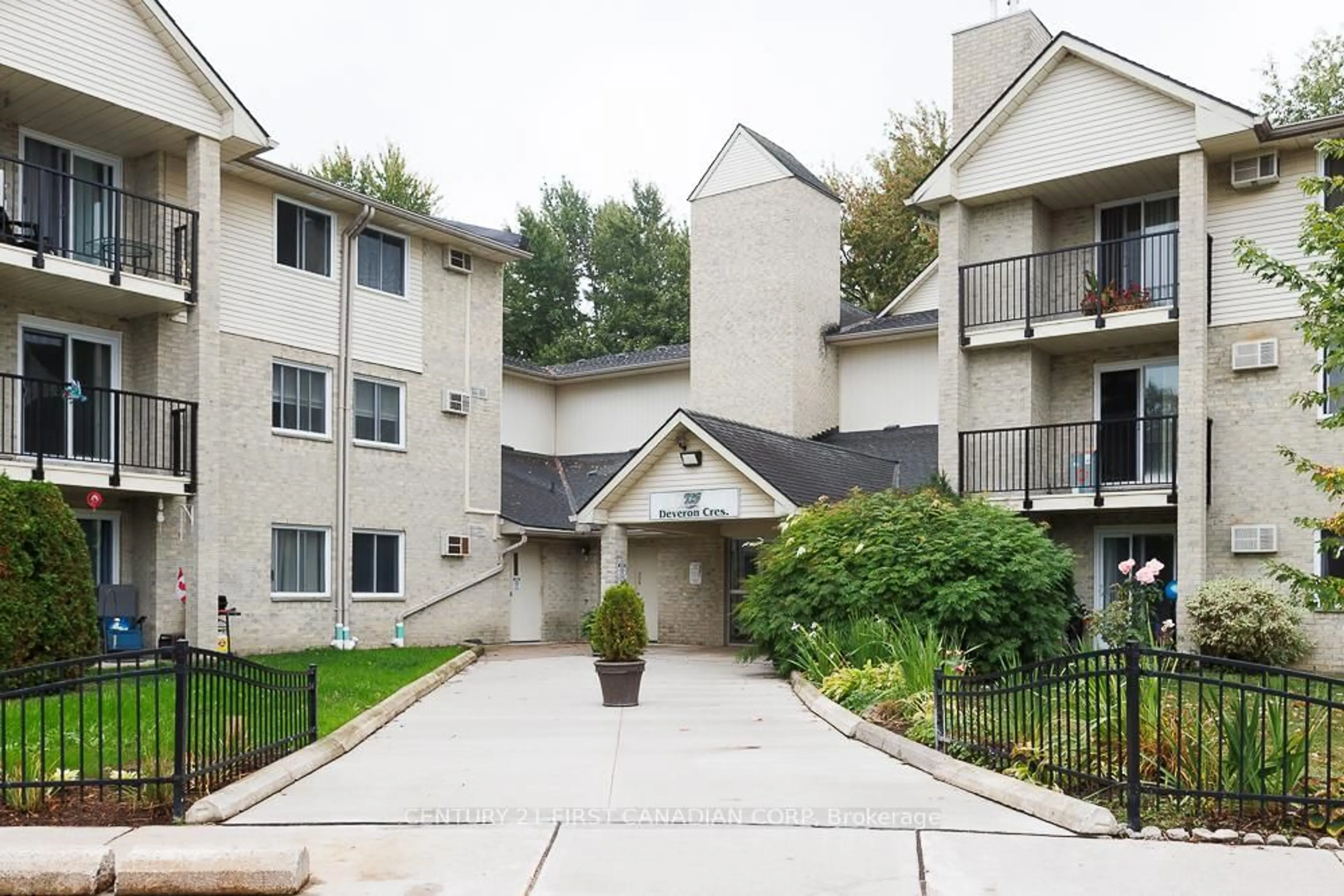 Patio, mountain view for 725 Deveron Cres #204, London South Ontario N5Z 4X3