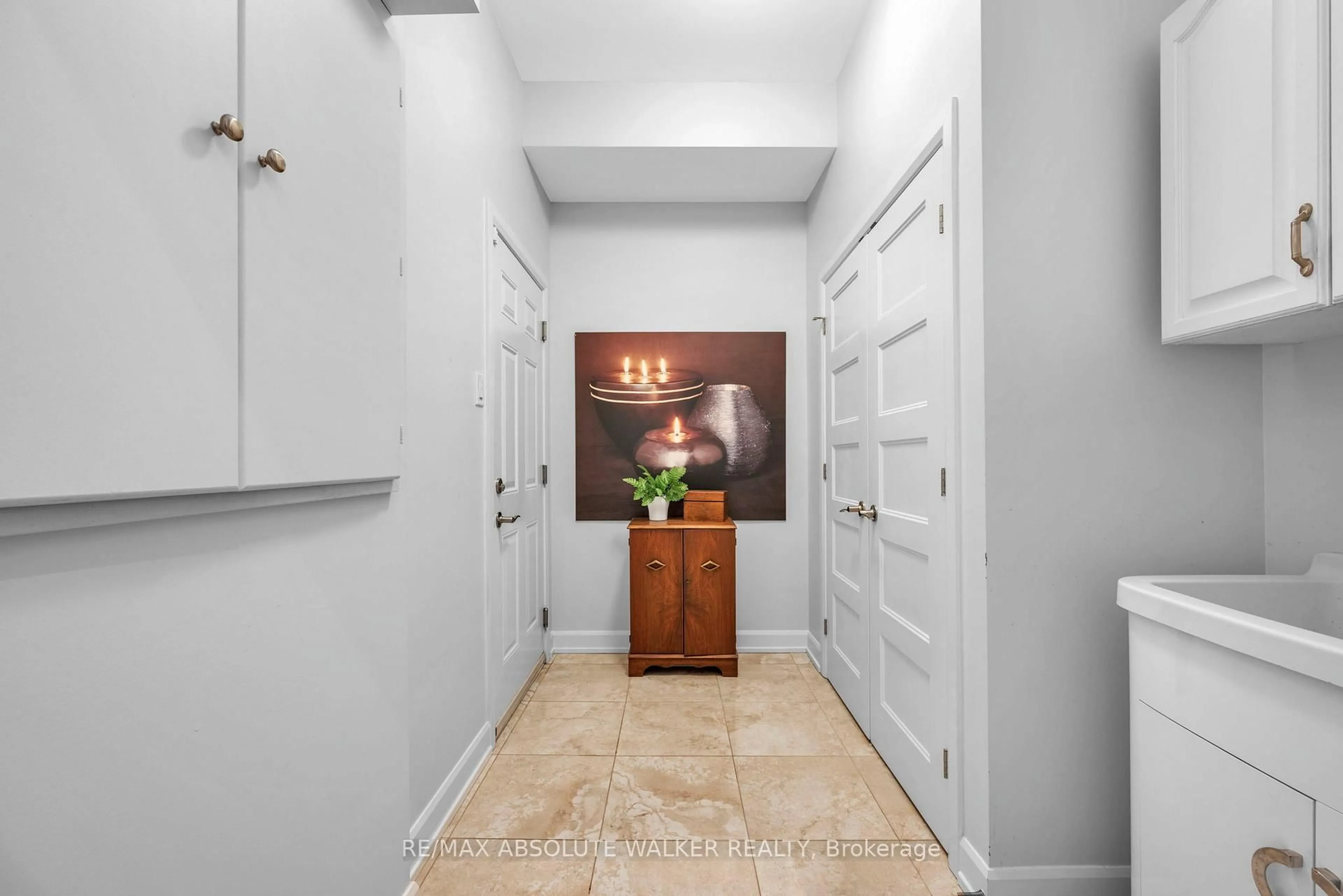 Indoor entryway for 502 Moodie Dr, Ottawa Ontario K2H 8A7