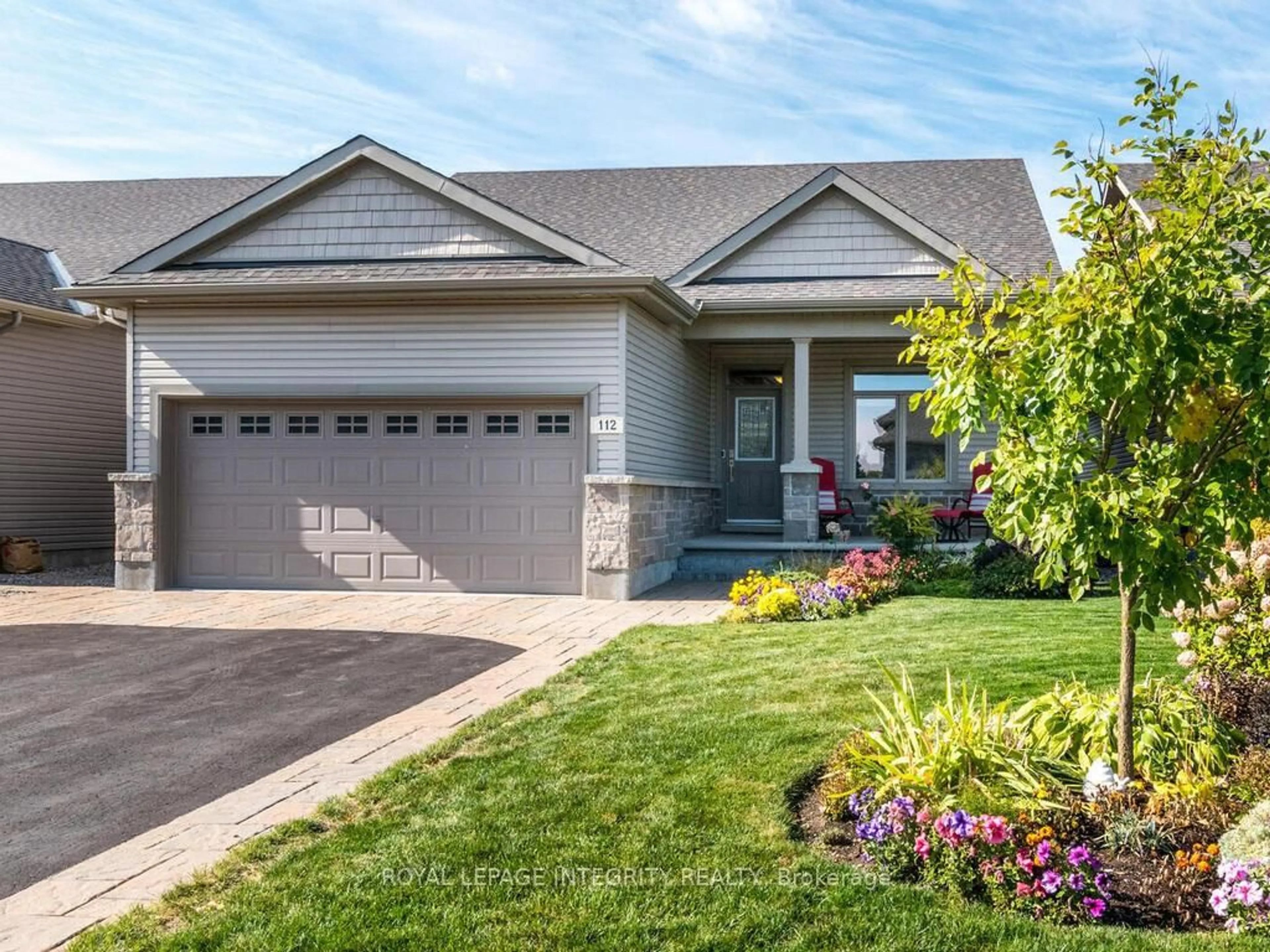 Home with vinyl exterior material, street for 112 Elfin Grve, Stittsville Ontario K2V 0B7