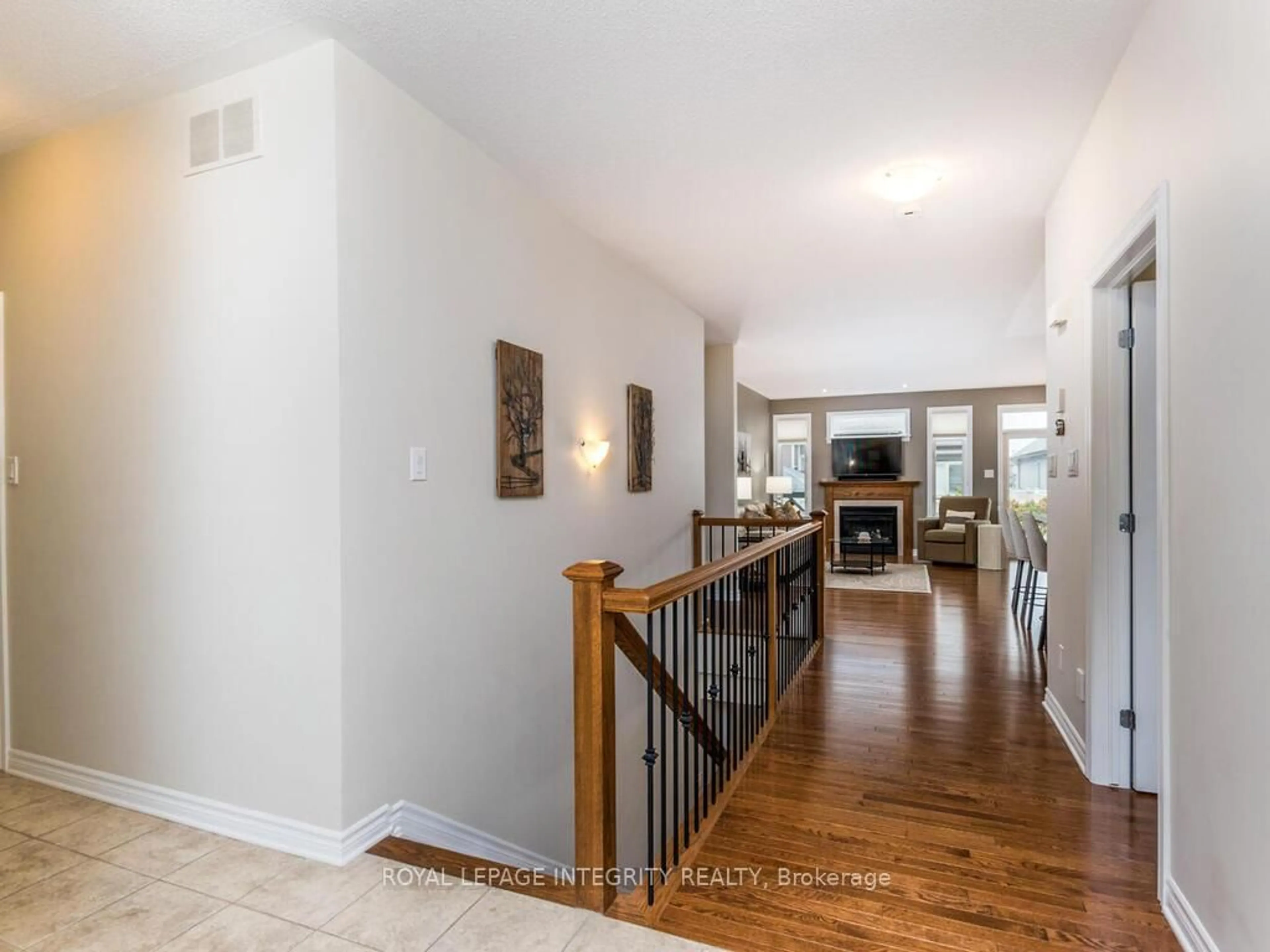 Indoor entryway for 112 Elfin Grve, Stittsville Ontario K2V 0B7