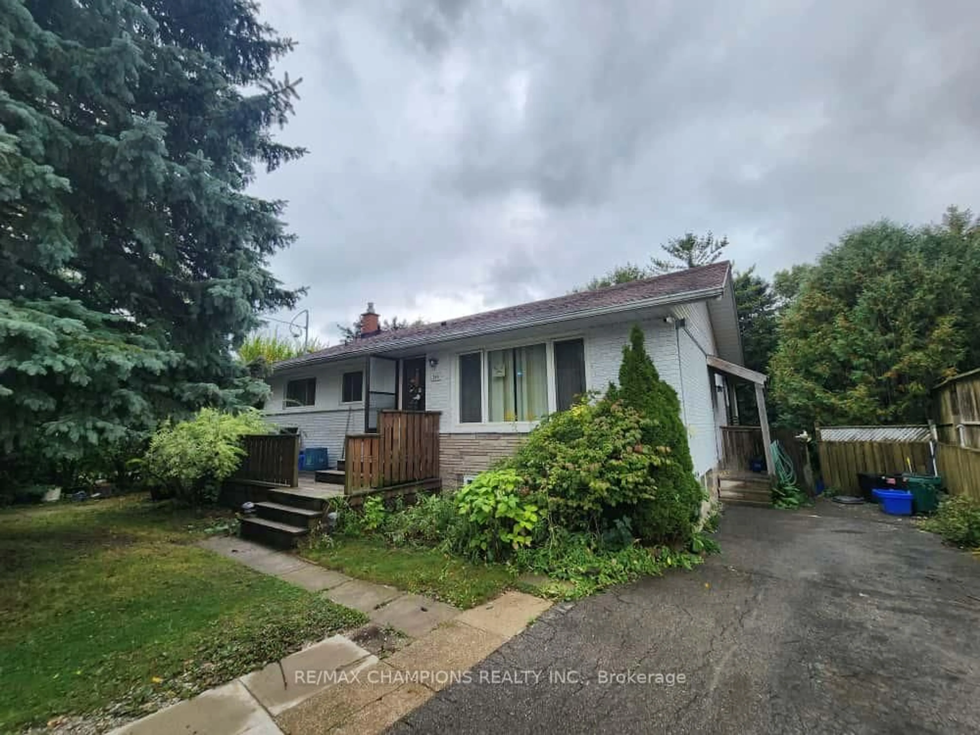 A pic from outside/outdoor area/front of a property/back of a property/a pic from drone, street for 265 GLENRIDGE Dr, Waterloo Ontario N2J 3W5