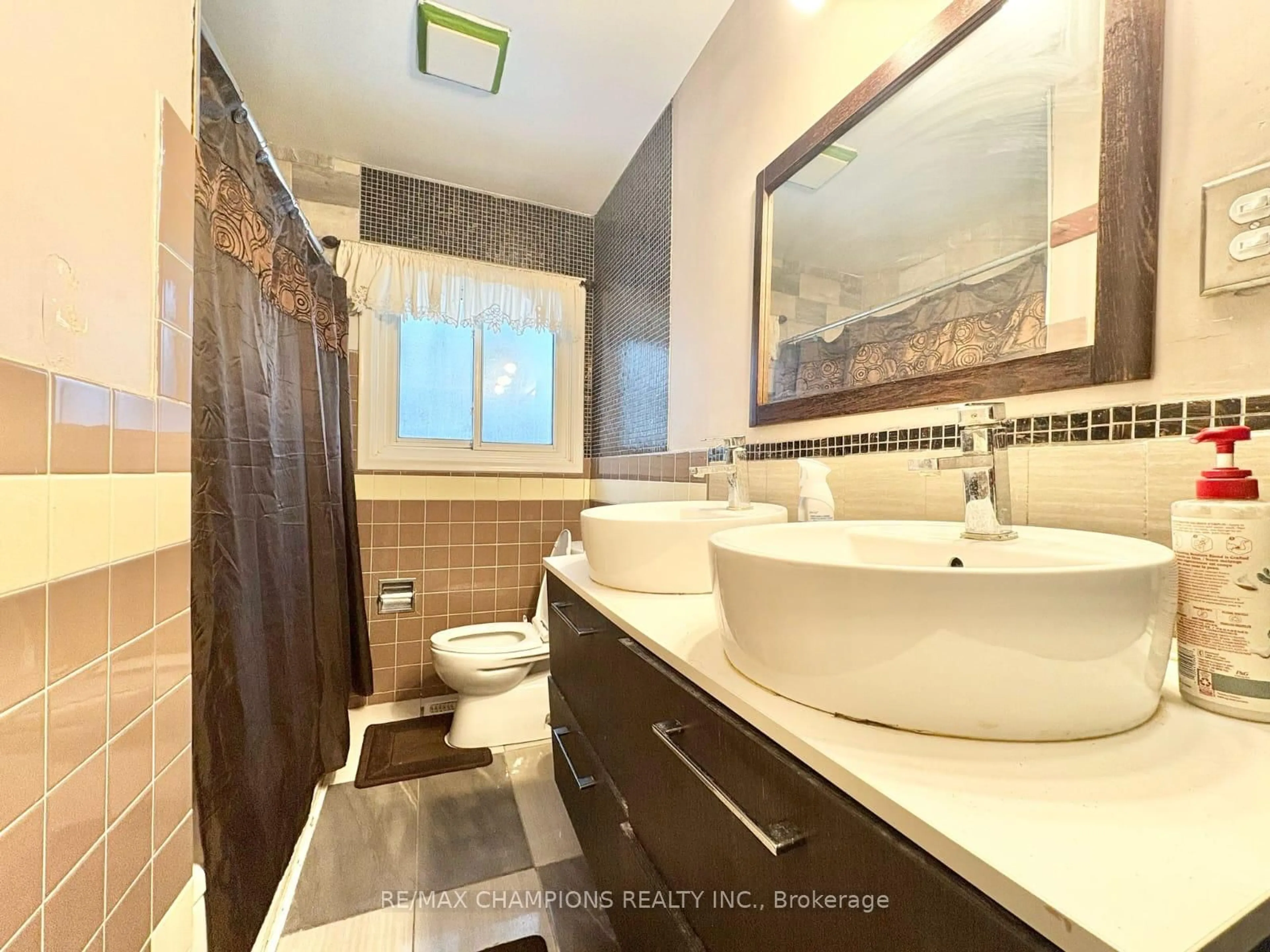 Contemporary bathroom, ceramic/tile floor for 265 GLENRIDGE Dr, Waterloo Ontario N2J 3W5