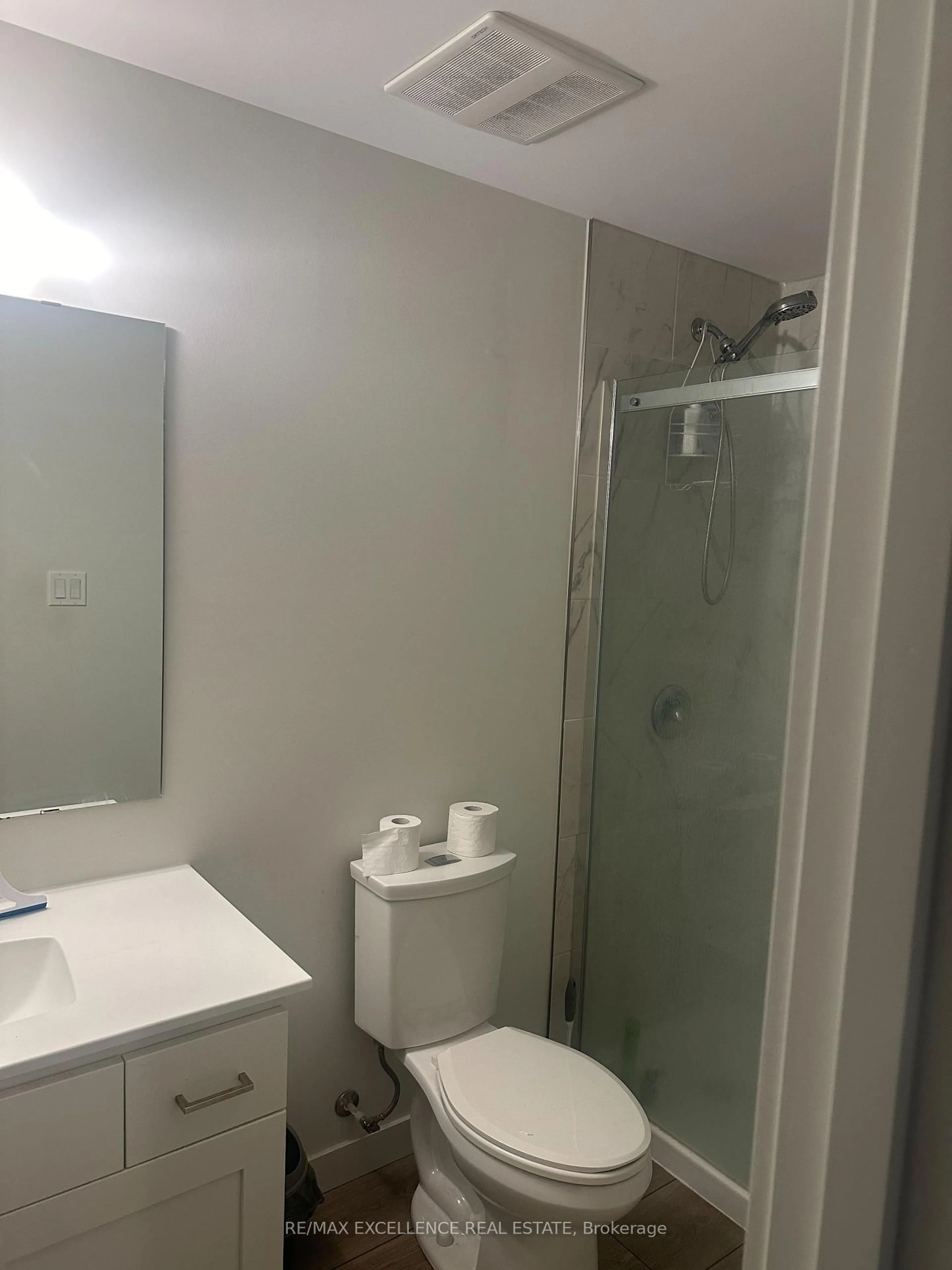 Standard bathroom, floor is not visible for 405 Myers Rd #2, Cambridge Ontario N1P 0B6