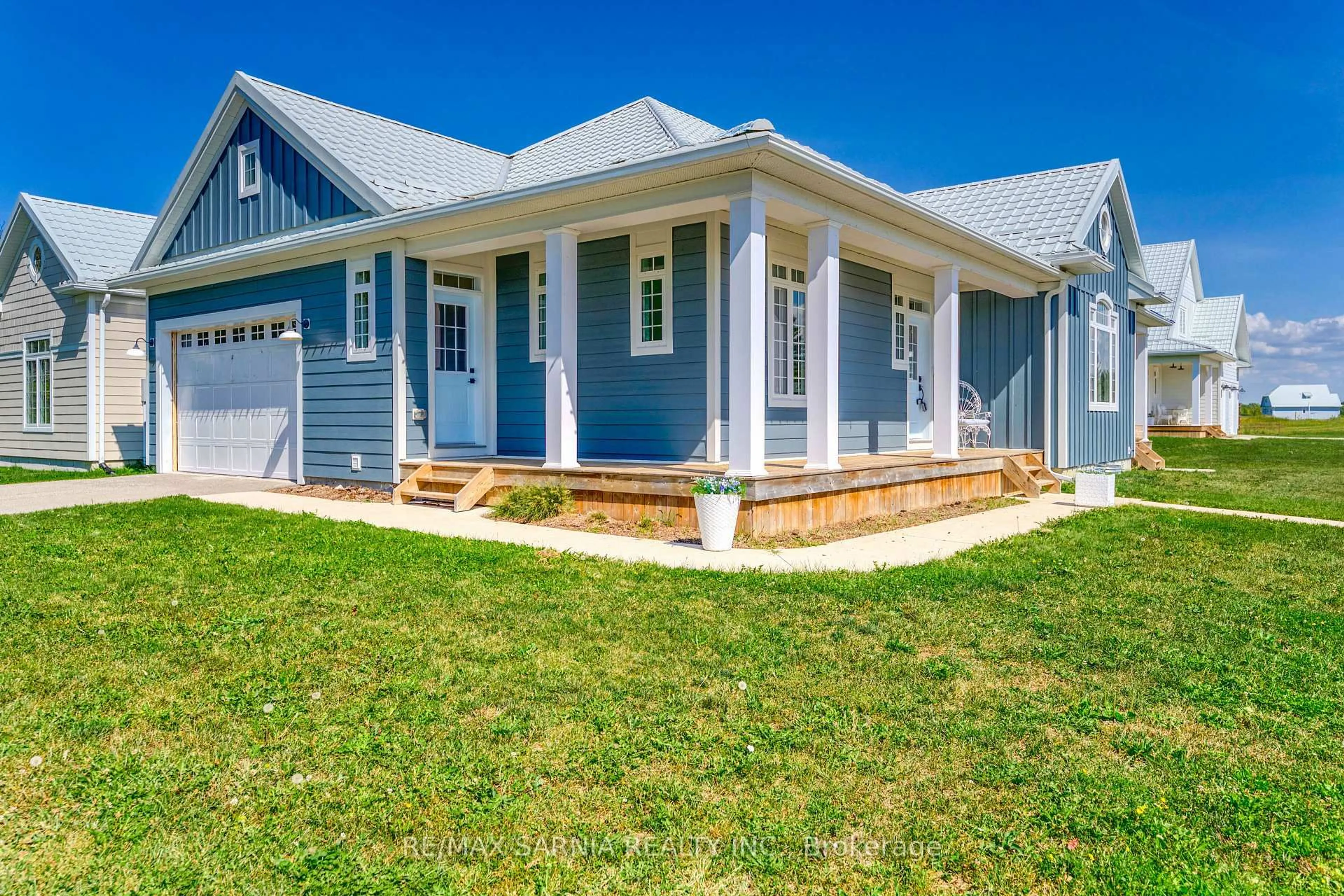 Home with vinyl exterior material, unknown for 7604 THOMAS St, Plympton-Wyoming Ontario N0N 1J0