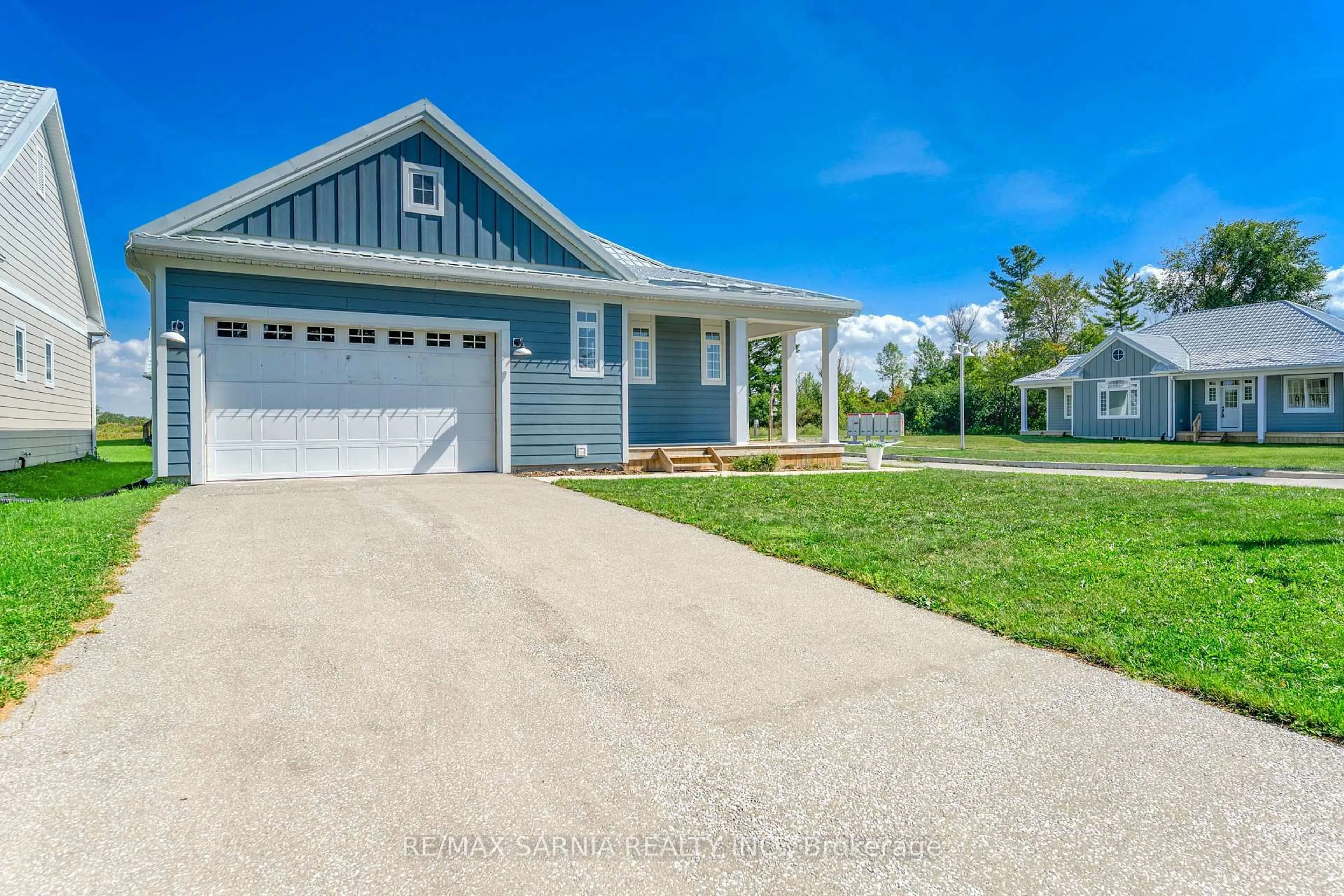 Home with vinyl exterior material, water/lake/river/ocean view for 7604 THOMAS St, Plympton-Wyoming Ontario N0N 1J0