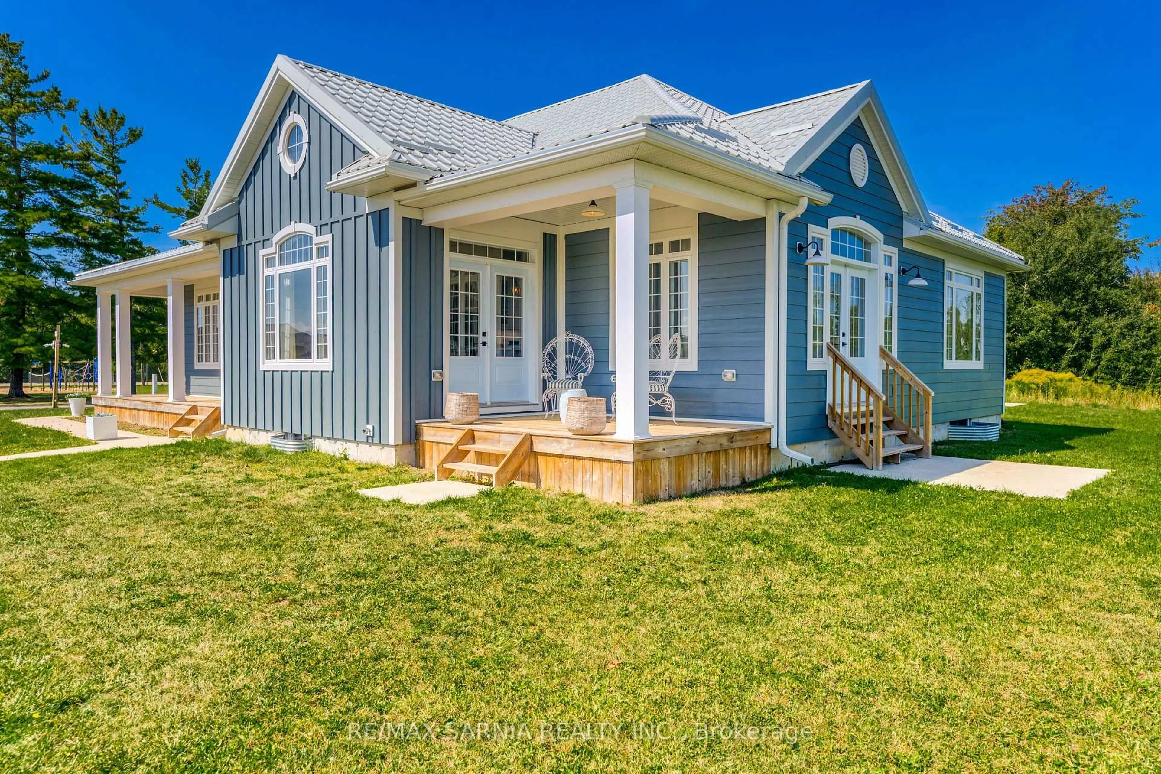 Home with vinyl exterior material, street for 7604 THOMAS St, Plympton-Wyoming Ontario N0N 1J0