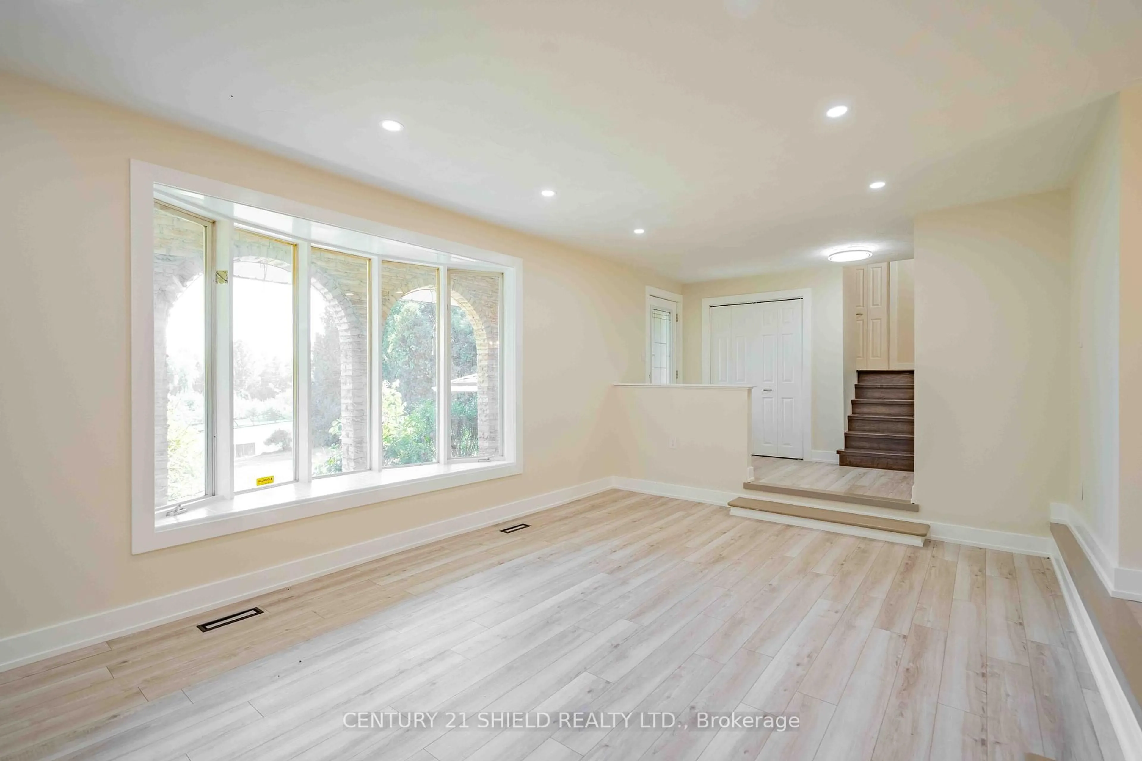 Indoor entryway for 18915 Glen Rd, South Glengarry Ontario K0C 2J0