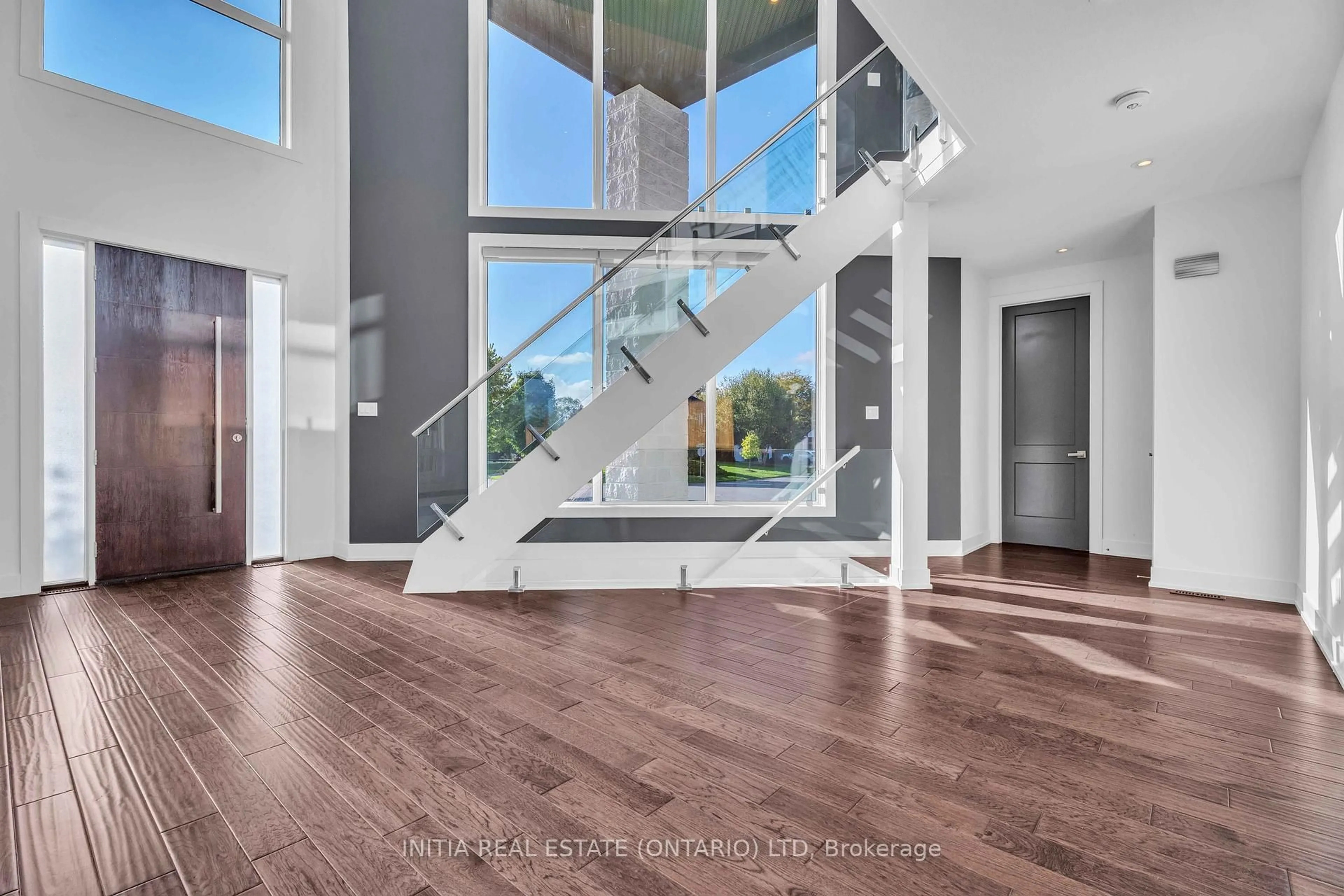 Indoor foyer for 115 South Carriage Rd, London North Ontario N6H 0C6