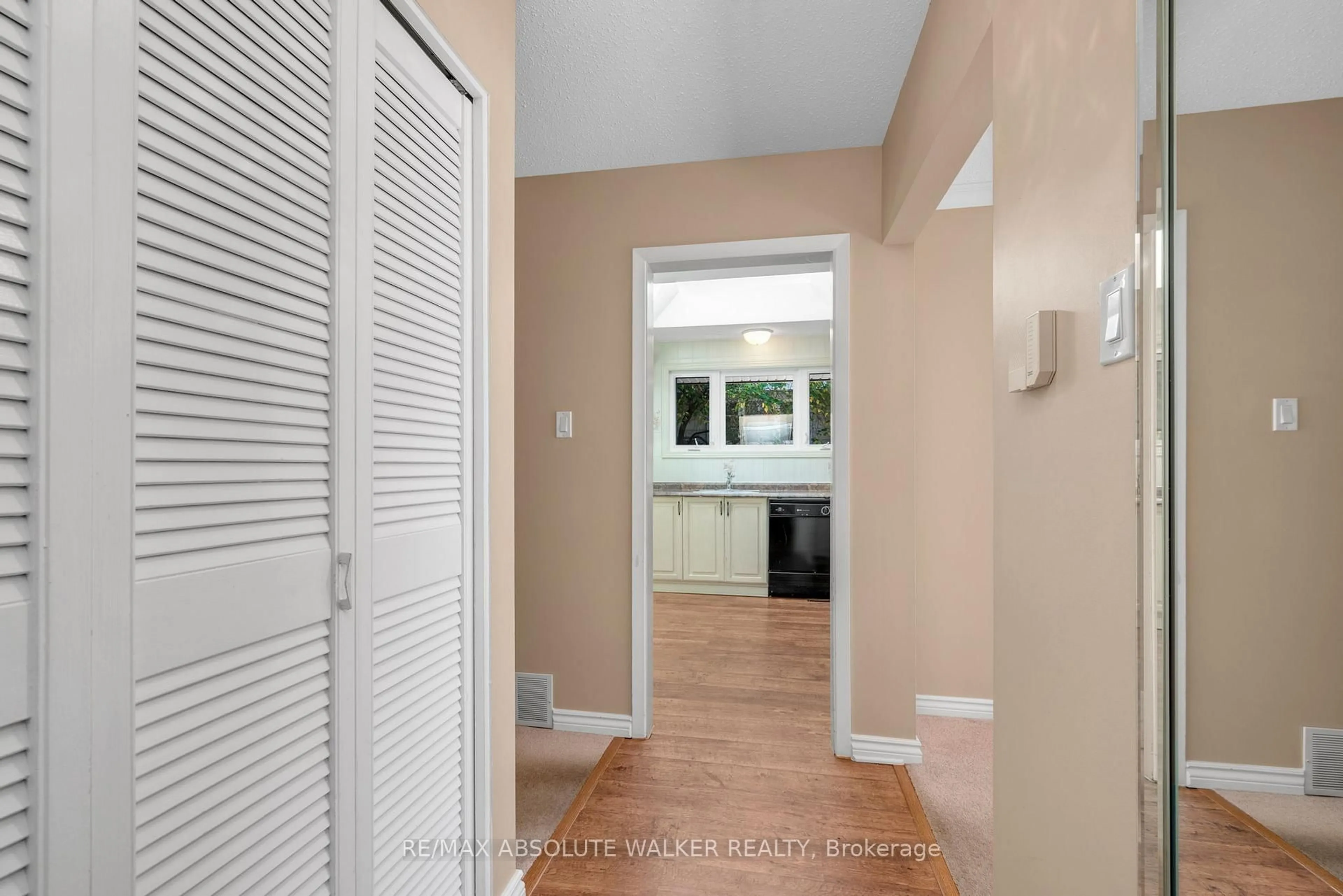 Indoor entryway for 773 Eastvale Dr, Ottawa Ontario K1J 6Z9