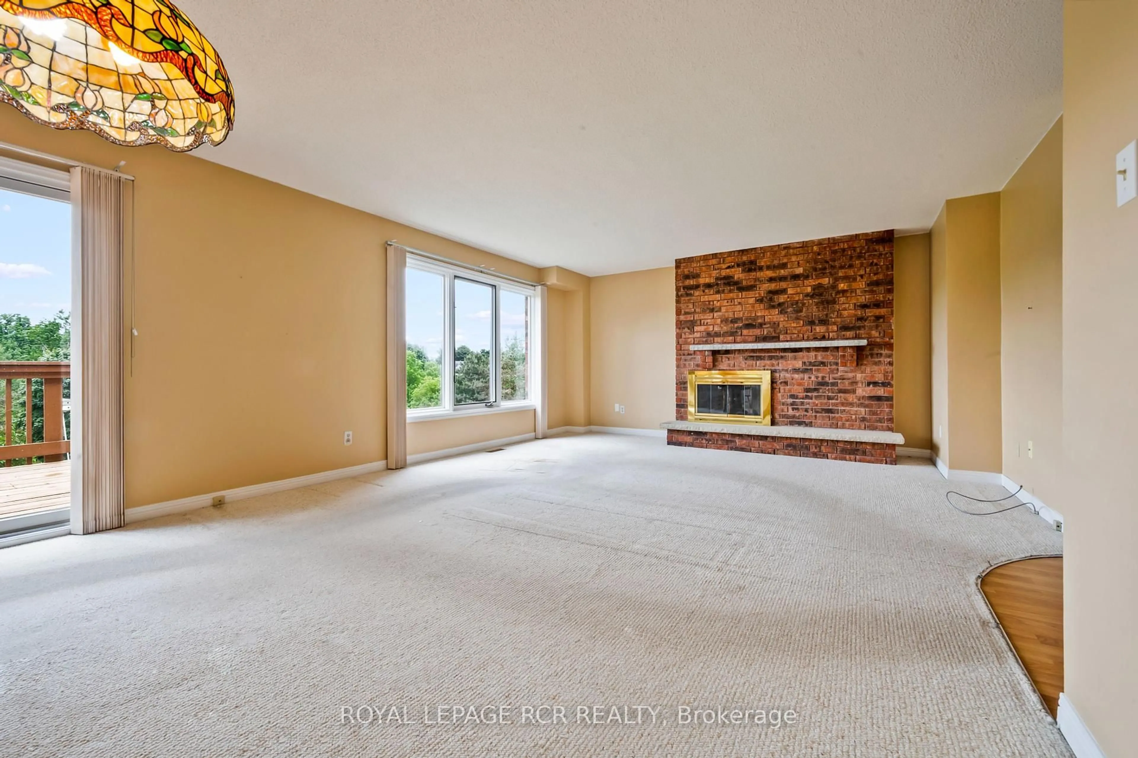 Living room with furniture, carpet floor for 6 Cedar Ridge Crt, Erin Ontario N0B 1T0