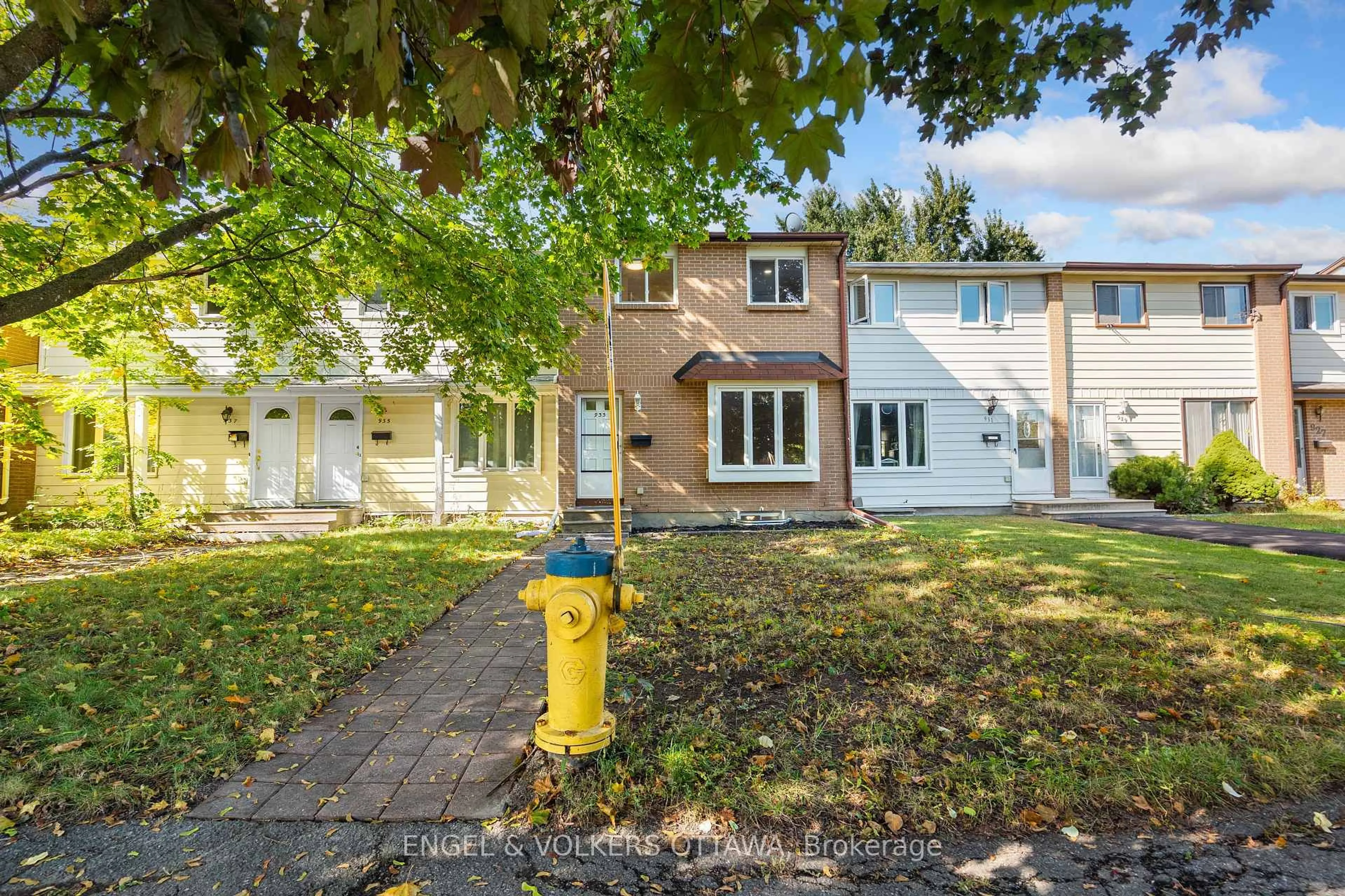 A pic from outside/outdoor area/front of a property/back of a property/a pic from drone, street for 933 Greenbriar Ave, Ottawa Ontario K2C 0J8
