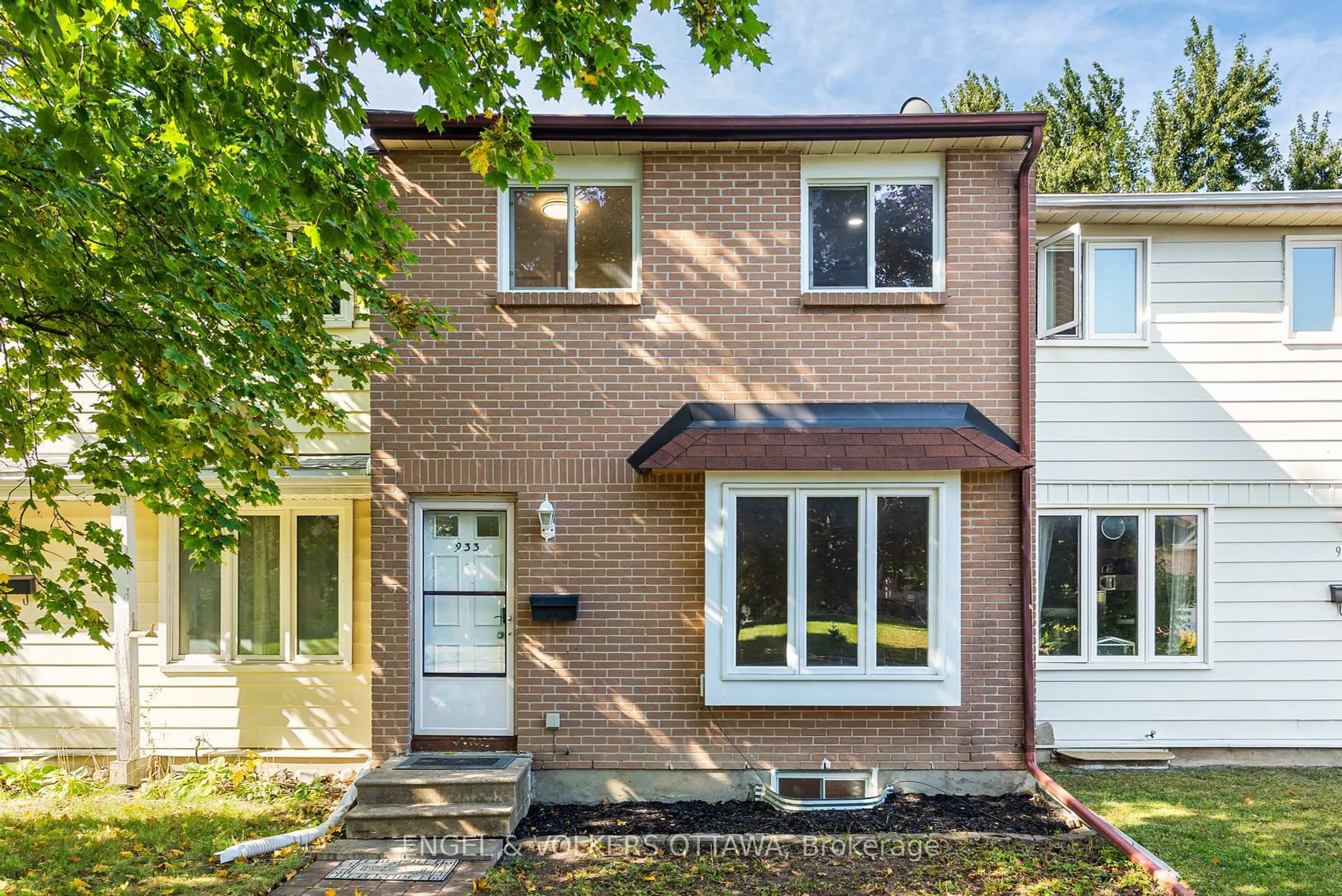 Home with brick exterior material, street for 933 Greenbriar Ave, Ottawa Ontario K2C 0J8