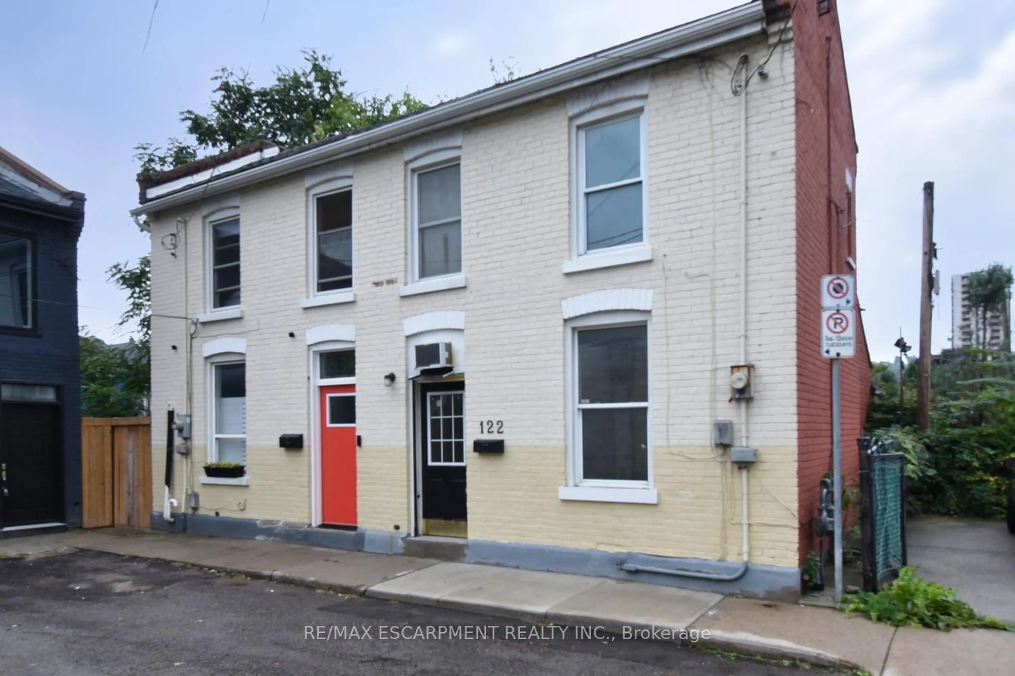 A pic from outside/outdoor area/front of a property/back of a property/a pic from drone, street for 122 Evans St, Hamilton Ontario L8L 1W7