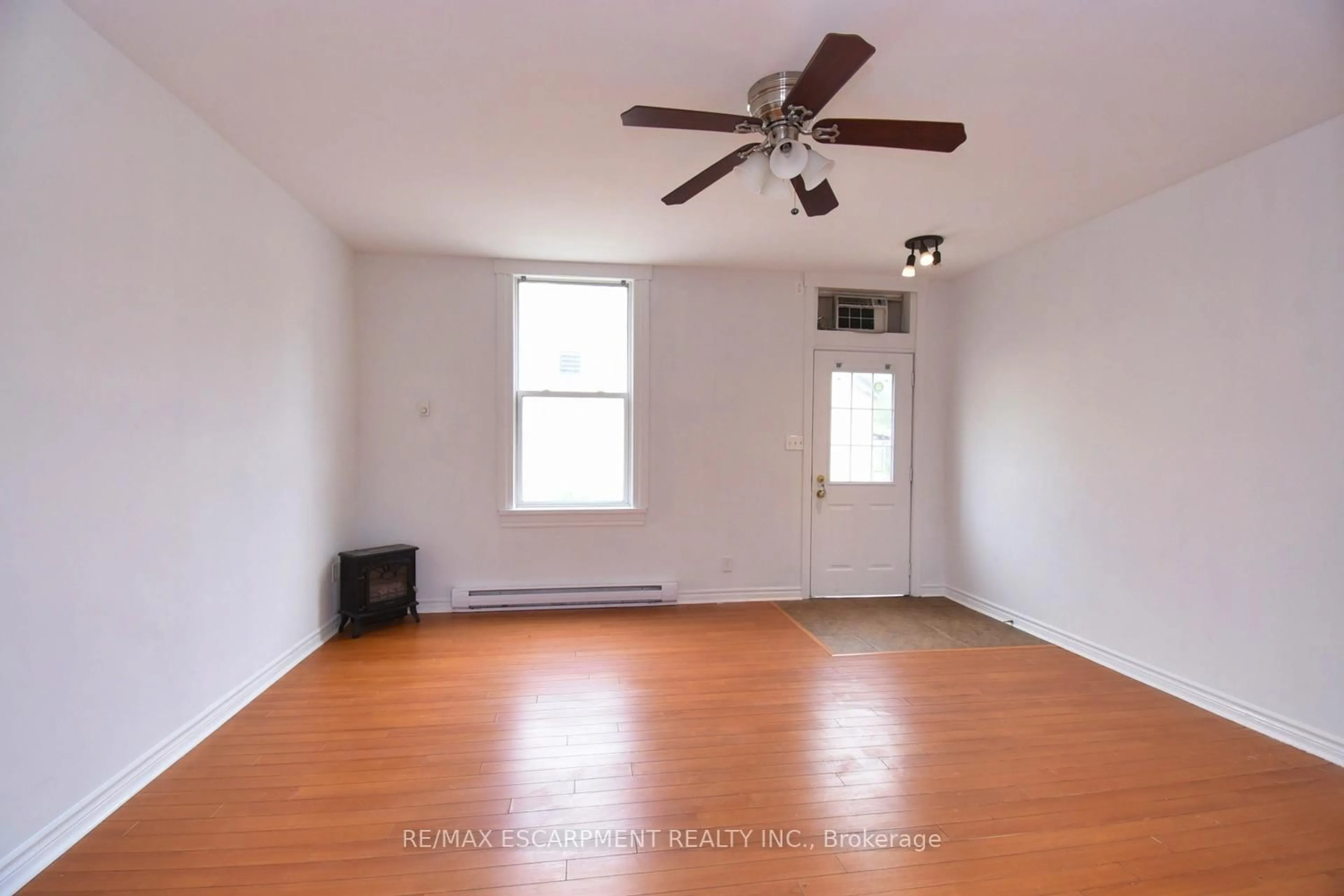 A pic of a room for 122 Evans St, Hamilton Ontario L8L 1W7