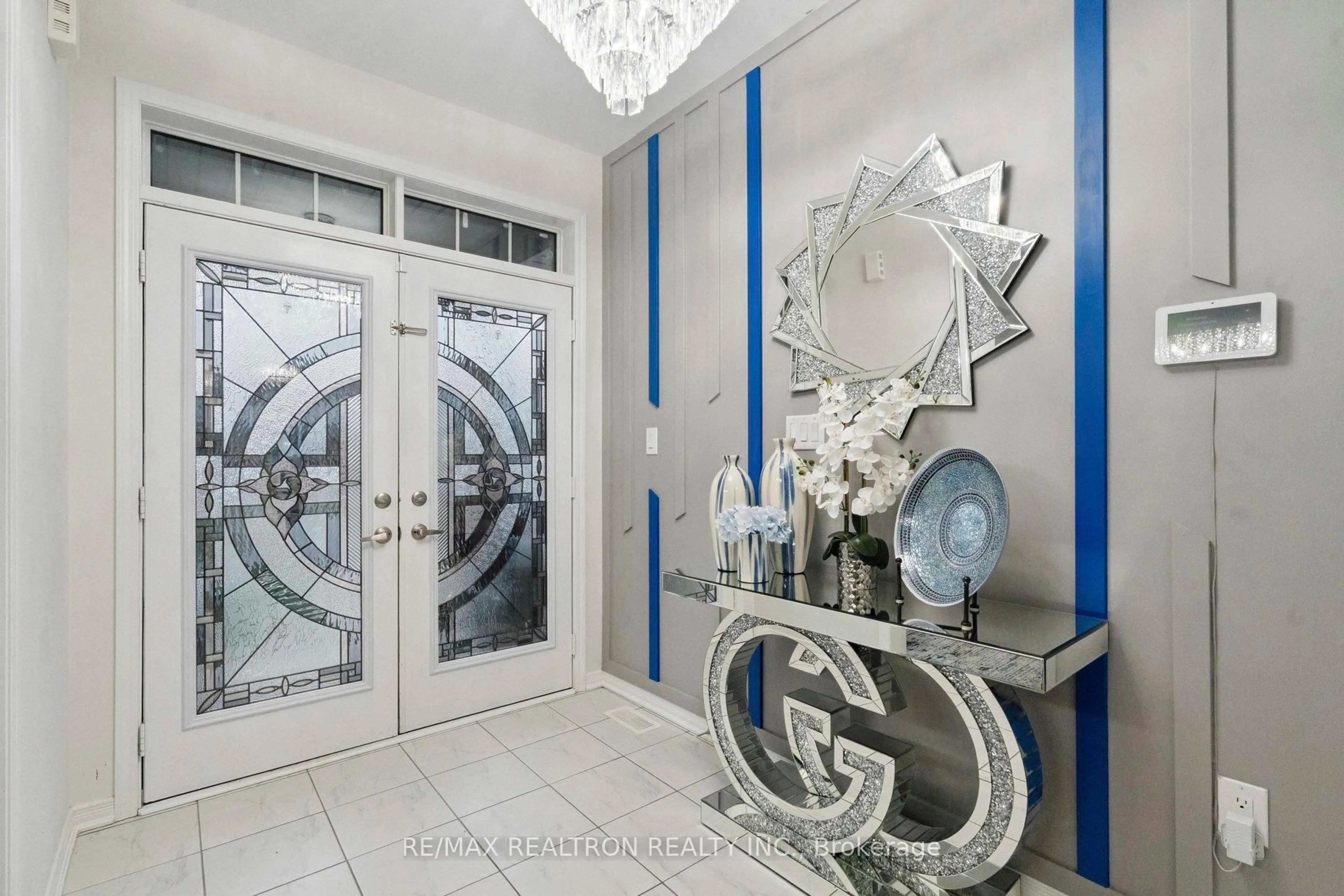 Indoor entryway for 233 Kinsman Dr, Hamilton Ontario L0R 1C0