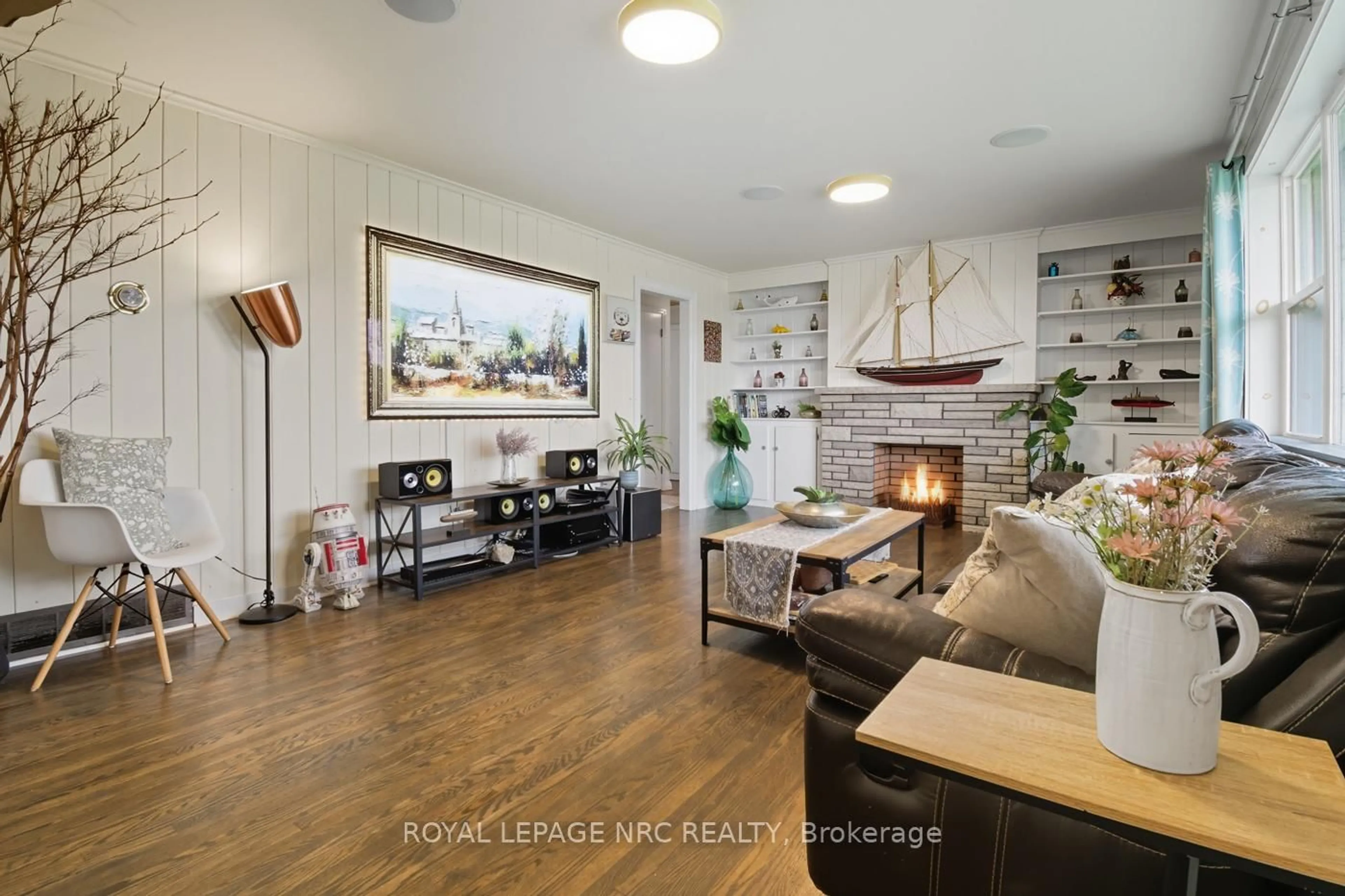 Living room with furniture, wood/laminate floor for 464 Gorham Rd, Fort Erie Ontario L0S 1N0