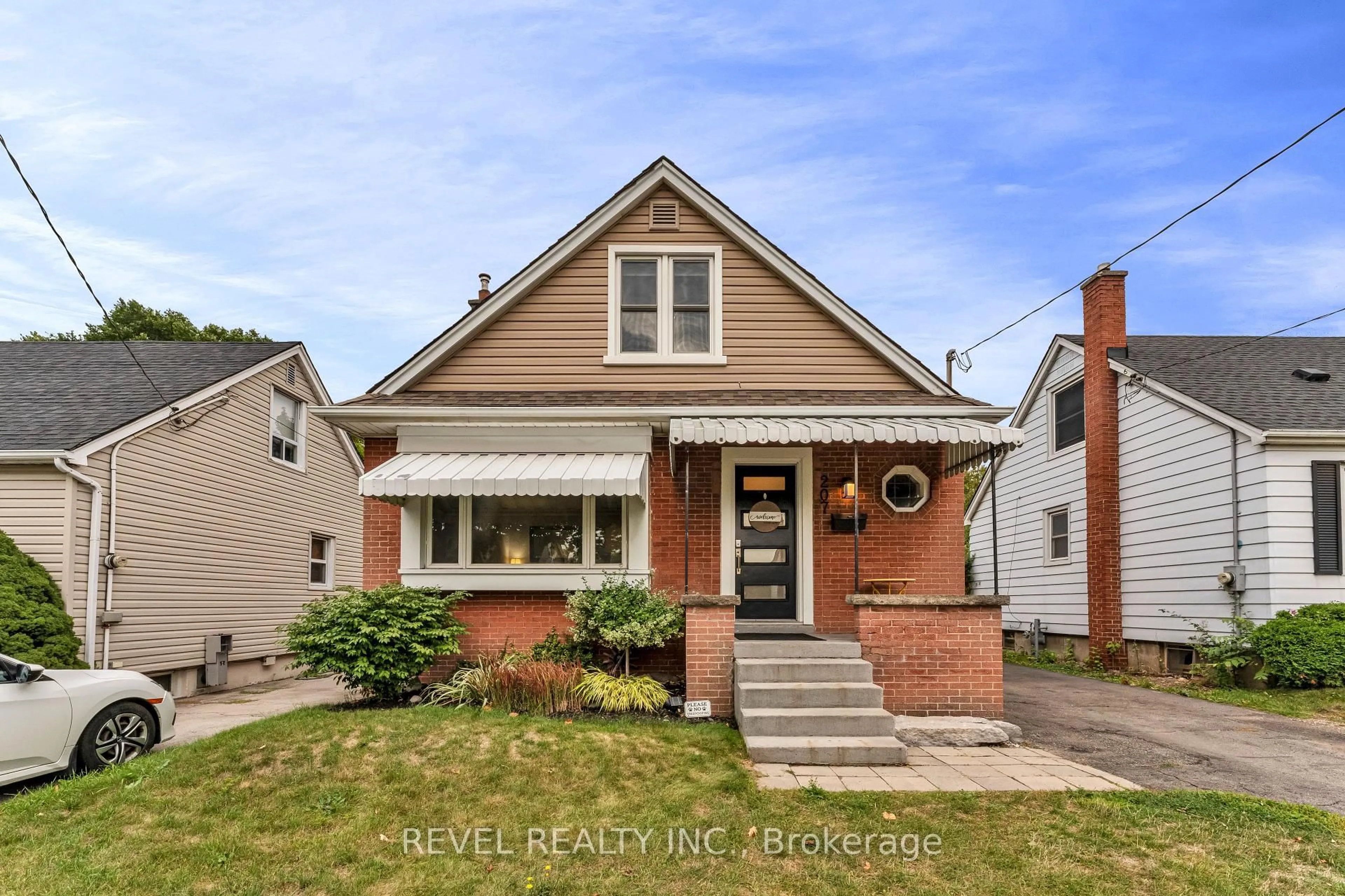 Home with brick exterior material, street for 207 Auburn Ave, Hamilton Ontario L8K 3B4