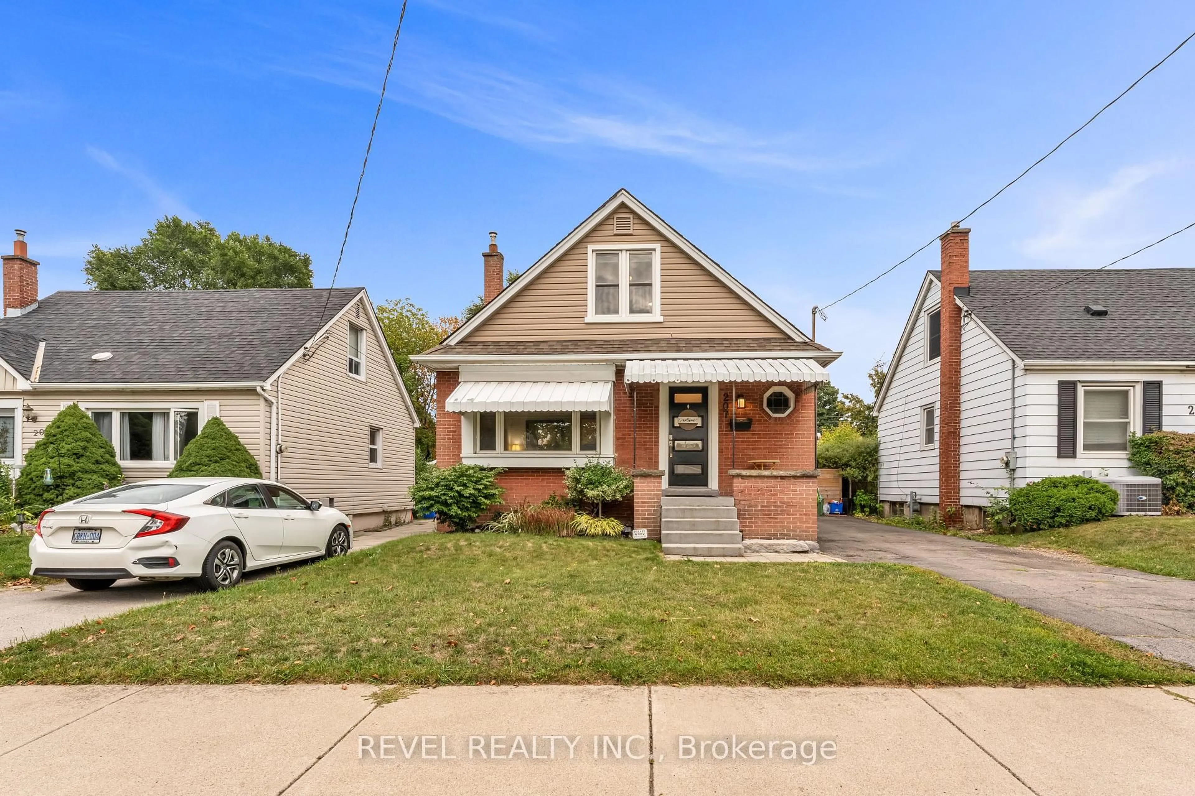 Home with brick exterior material, street for 207 Auburn Ave, Hamilton Ontario L8K 3B4